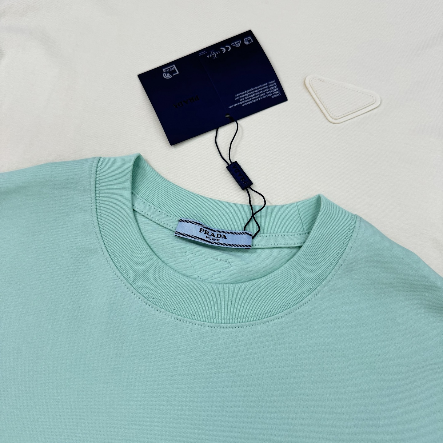 PRAD*普拉达25s新款T恤.男女同款.基础款推荐.经典倒三角LOGO辨识度鲜明超级走心！！！本色定制