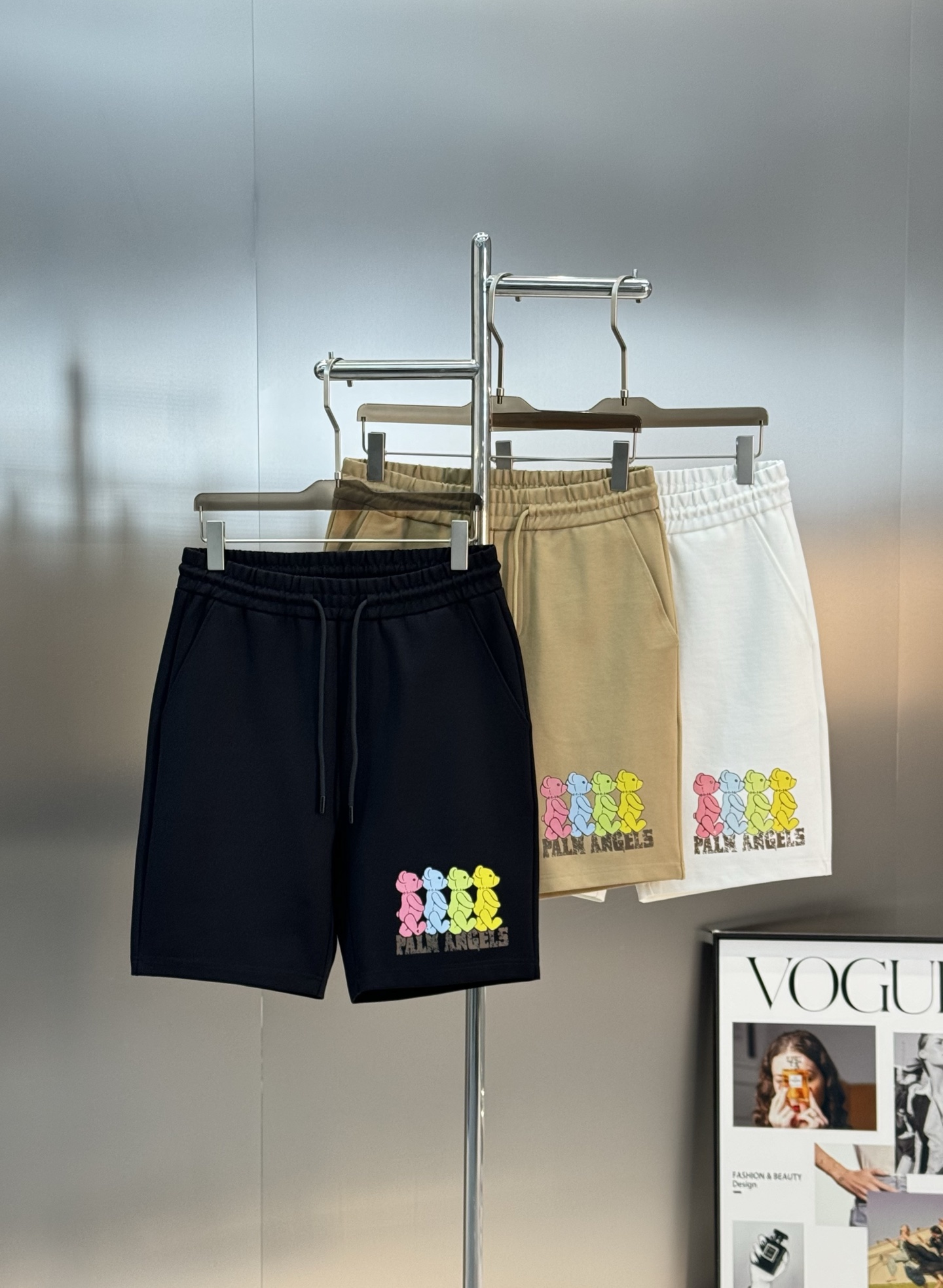 NO:439107,Palm Angels Palm Angel 25s Spring and Summer Five-Summer Shorts - original recommendation!  The cute bear looks like a street style Xinji... The overall graphic texture shows perfect effect, high-density brocade cotton fabric, soft and comfortable, crisp and stylish!  Cartoon printing pattern craftsmanship, the pattern layers are clear and more flattering and beautiful, classic color system push black, khaki, white, code number M-3XL/29-36 (S and 4XL can be customized)/140 jin recommended L, shorts, alexander wang19860909Palm Angels棕榈天使25s春夏款五分短裤-原单推荐！小熊可爱造型街头风的新纪…整体图形质感呈现完美效艺,高密度锦棉面料.柔软舒适.挺括有型！卡通印花图案工艺,图案层次分明更加平整美观,经典色系推送黑色.卡其.白色.码数M-3XL/29-36（S和4XL可订做）/140斤建议L,,shorts,alexander wang,Men's clothing