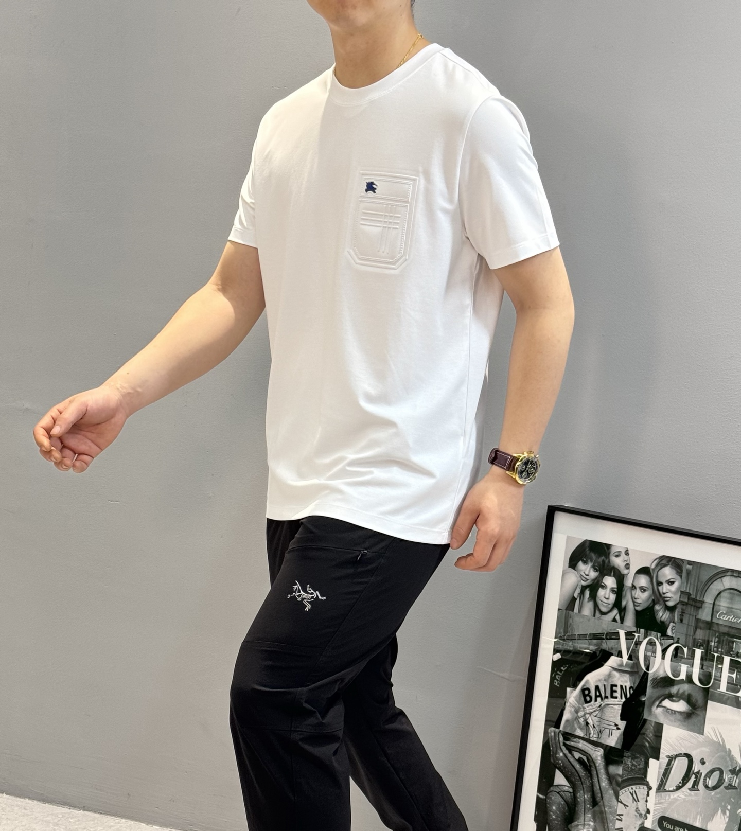 NO:473777,Invincible push.BBR* Burberry is beautiful and wearable for eternal classic series!  !  25S spring and summer men's round neck short sleeves...Preferred to 190g mercerated cotton fabric. Comfortable, light and drooping!  !  !  It is comfortable and does not touch the body... The bulge design on the chest greatly enhances the overall sense of detail. It instantly increases the appearance!  !  !  Color black. White. Number of code M-3XL (175/140 jin recommended L), burberry, T-shirt, alexander wang19860909无敌推送.BBR*巴宝莉好看好穿的永恒经典系列！！25S春夏男士圆领短袖..优选190g丝光棉面料.舒适轻薄垂感十足！！！舒爽不沾身..胸前LOGO凸起设计大大提升了整体细节感.瞬间将颜值度拉满！！！颜色黑色.白色.码数M-3XL（175/140斤建议L）,,burberry,T-shirt,alexander wang,Men's clothing