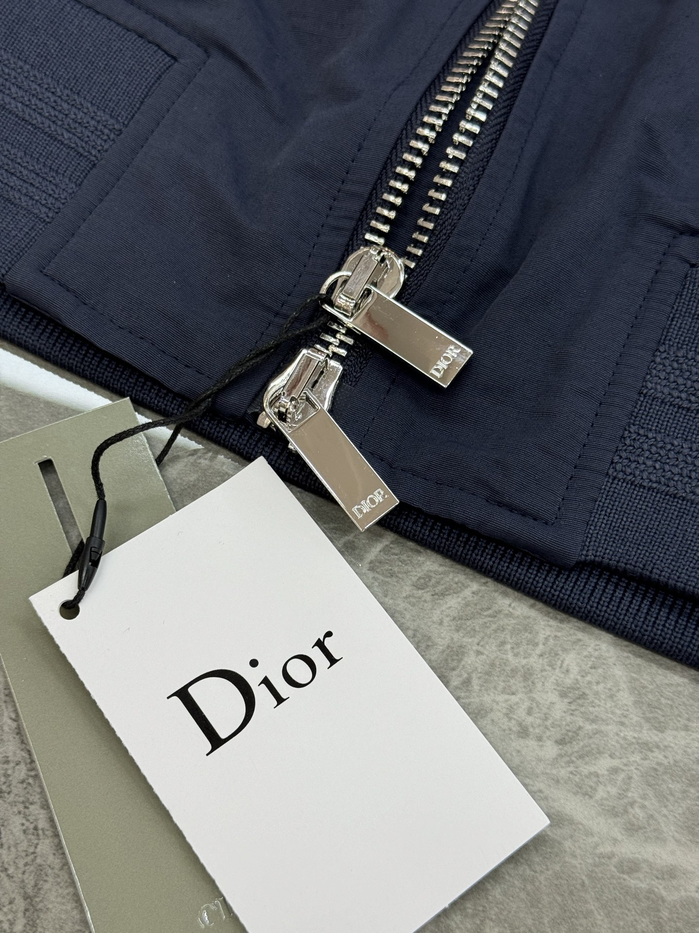 
        Dior迪奥w25s新款棒球领夹克外套.原单推荐！原标五金辅料.面料手感细腻立挺.领子