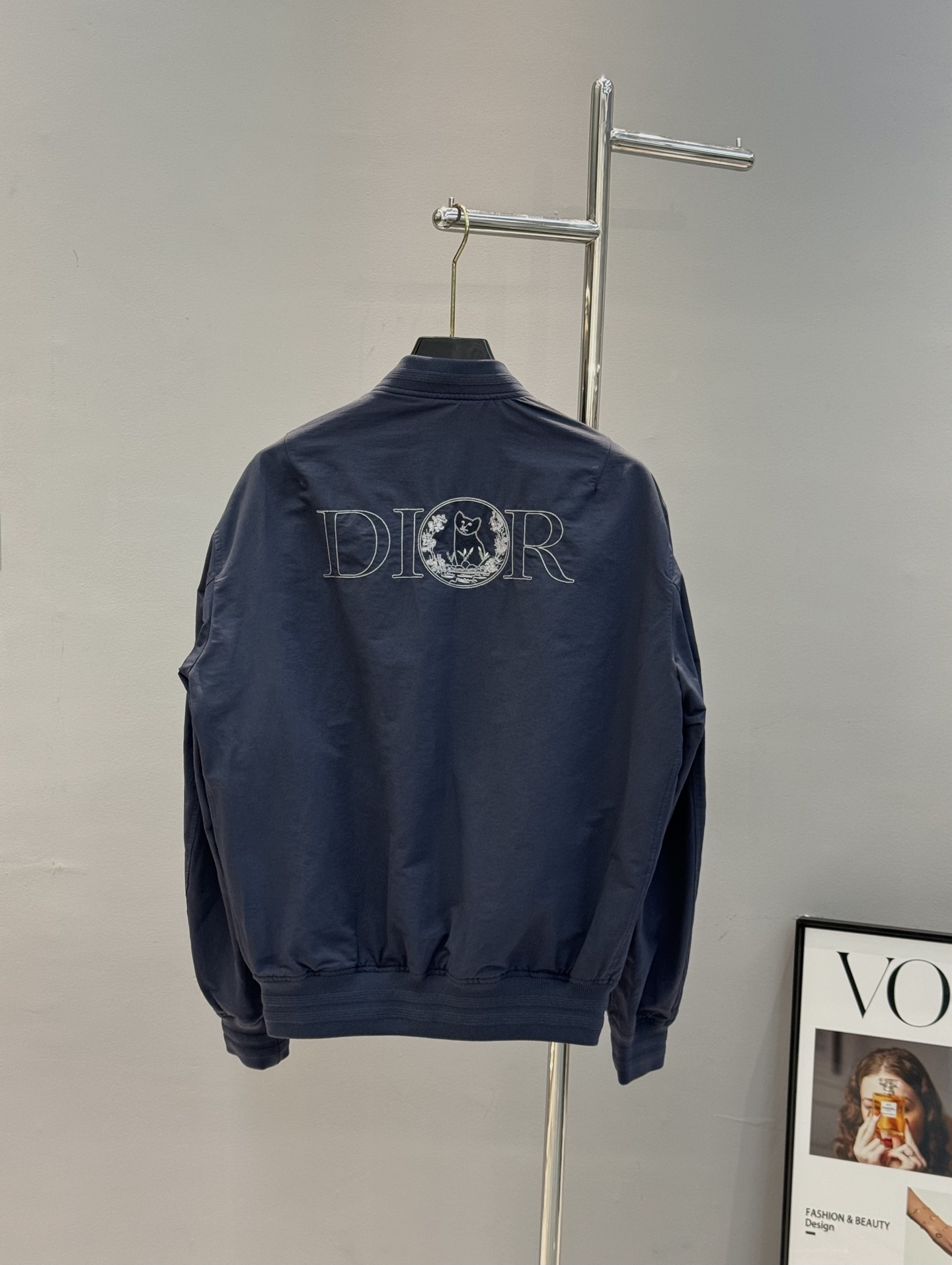 
        Dior迪奥w25s新款棒球领夹克外套.原单推荐！原标五金辅料.面料手感细腻立挺.领子