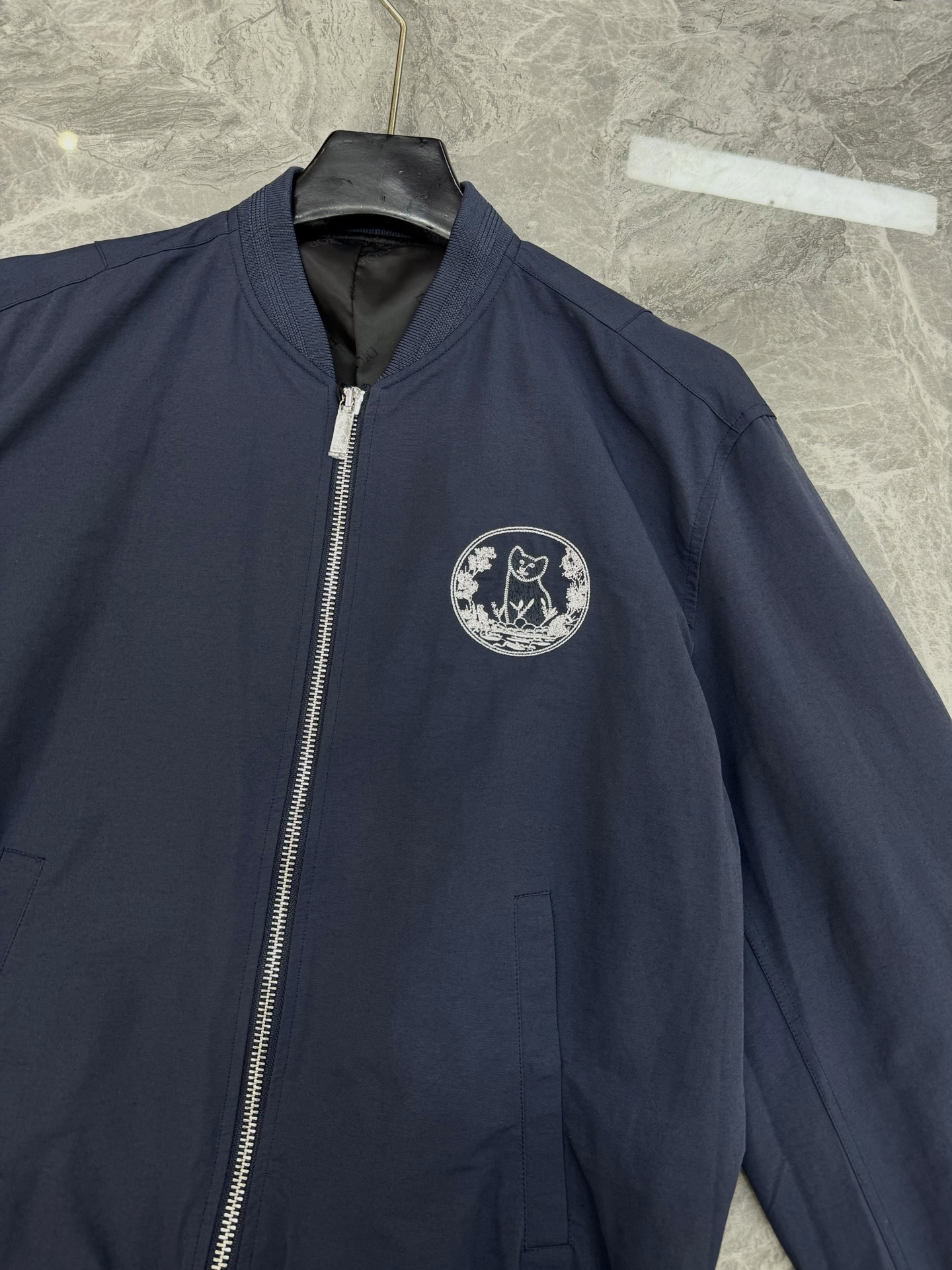 
        Dior迪奥w25s新款棒球领夹克外套.原单推荐！原标五金辅料.面料手感细腻立挺.领子
