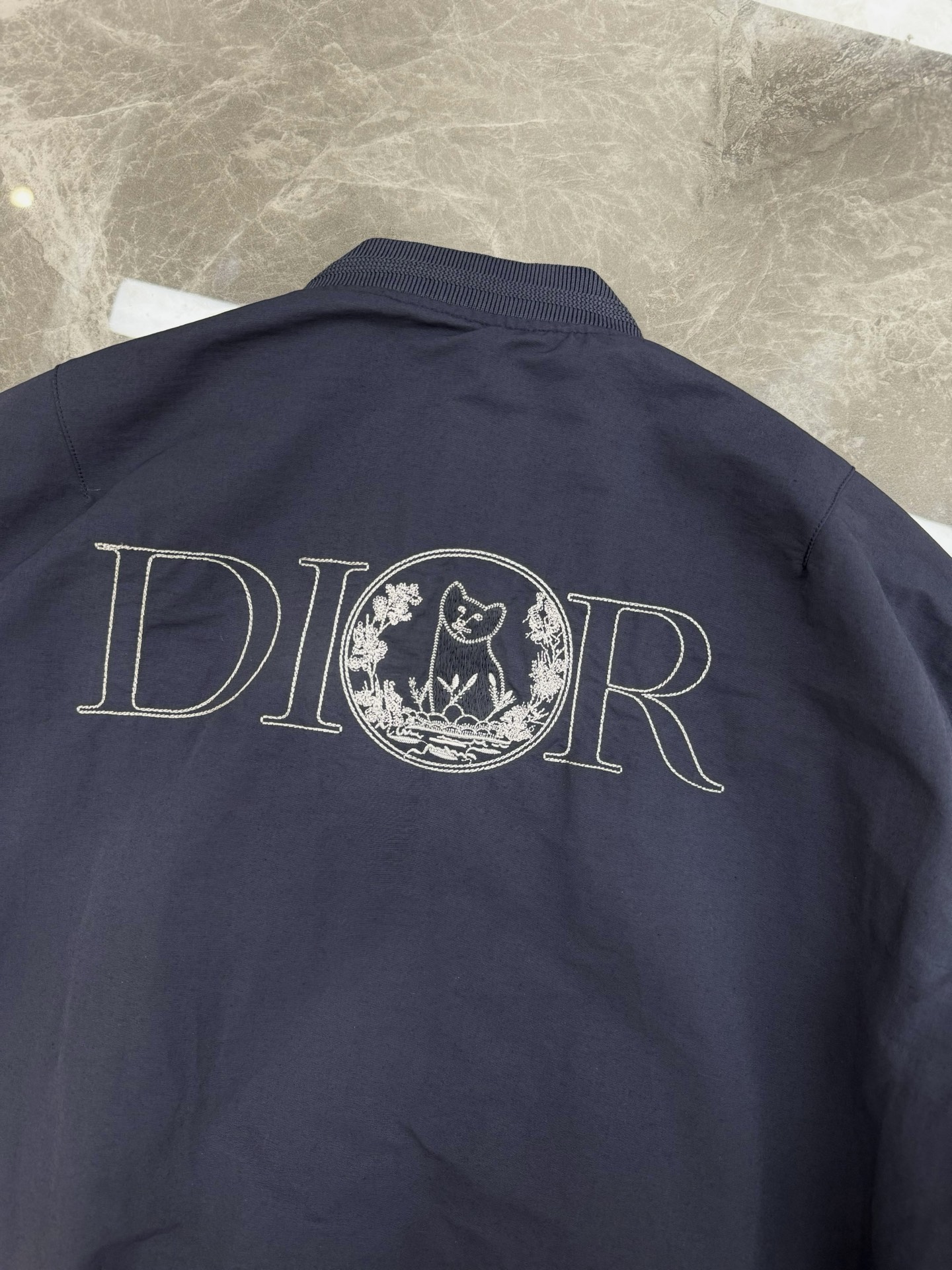 
        Dior迪奥w25s新款棒球领夹克外套.原单推荐！原标五金辅料.面料手感细腻立挺.领子