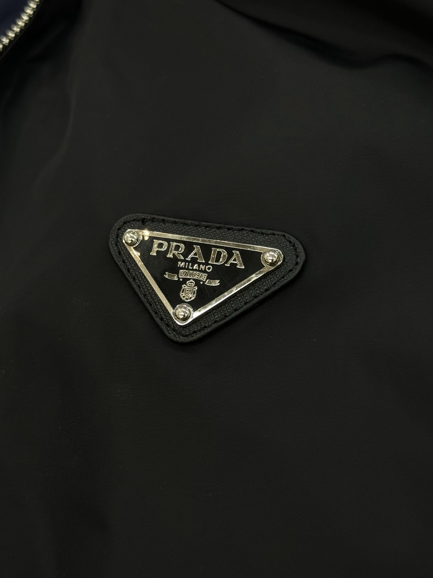 
        PRADA普拉达25s新品.双面两穿夹克.原单推荐❤️定制璀璨原版降落伞面料.细腻柔滑