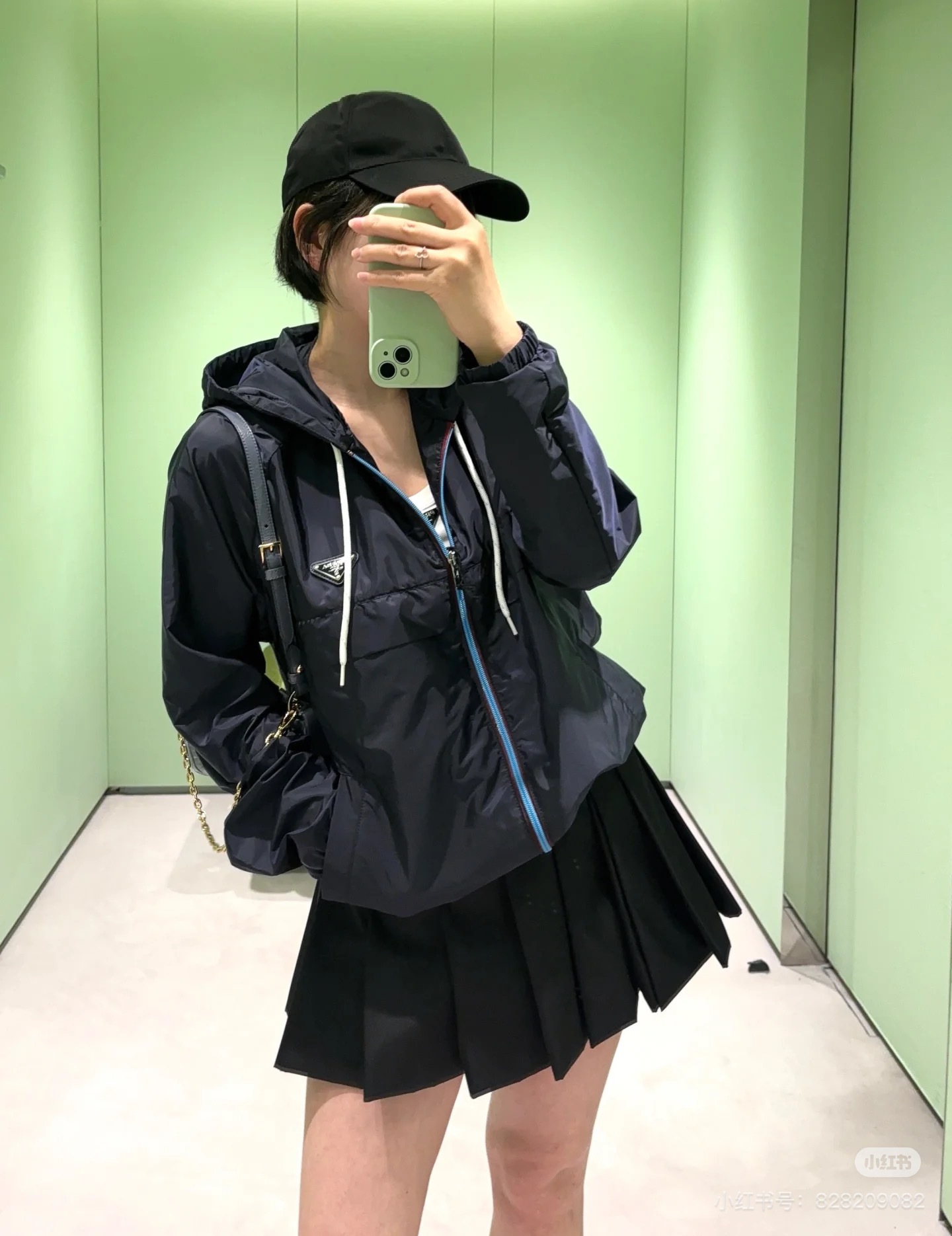 PRAD A普拉达原单.2025SS春夏新品
科技面料户外必备防紫外线高强弹力外套。