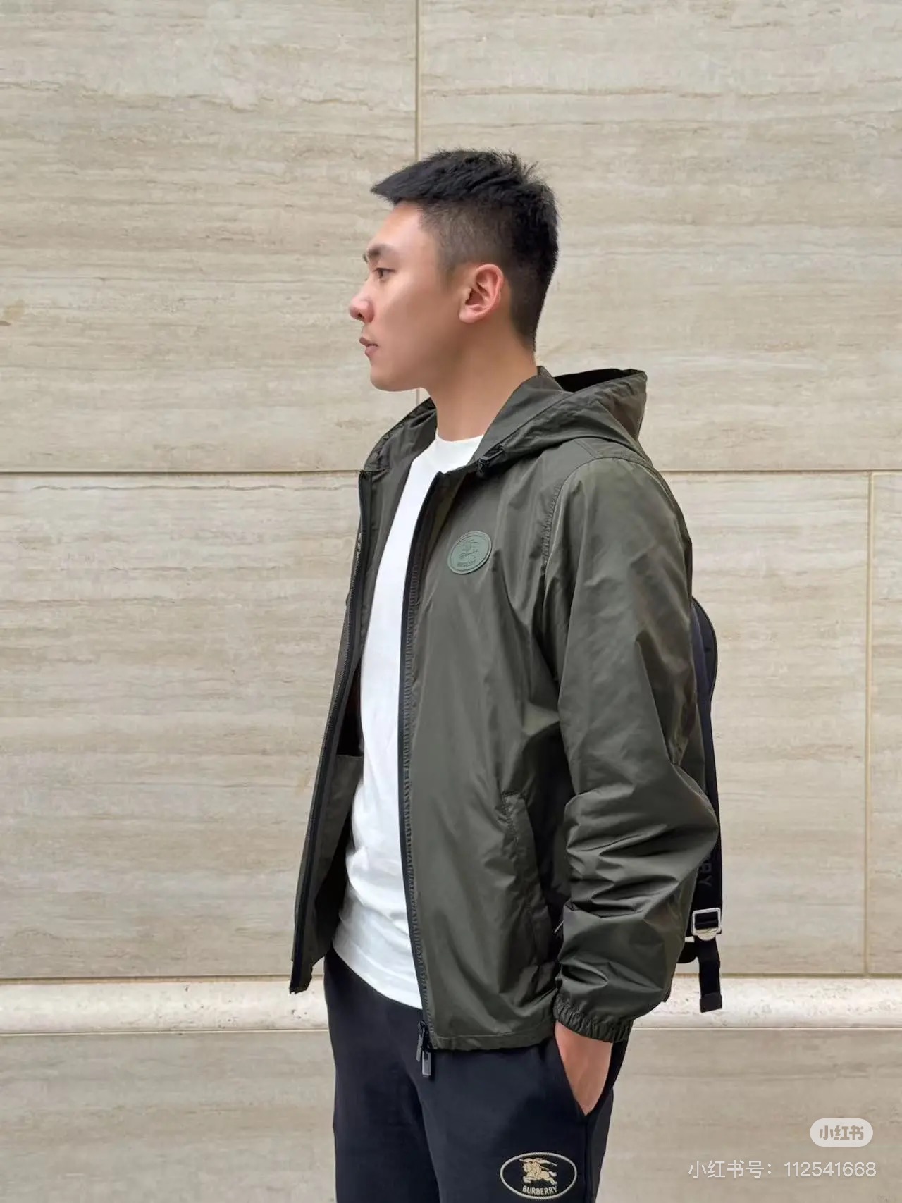
        Burberry巴宝莉25ss新款轻盈连帽外套.原单推荐！选用 Bur定制纹斜纹面料打