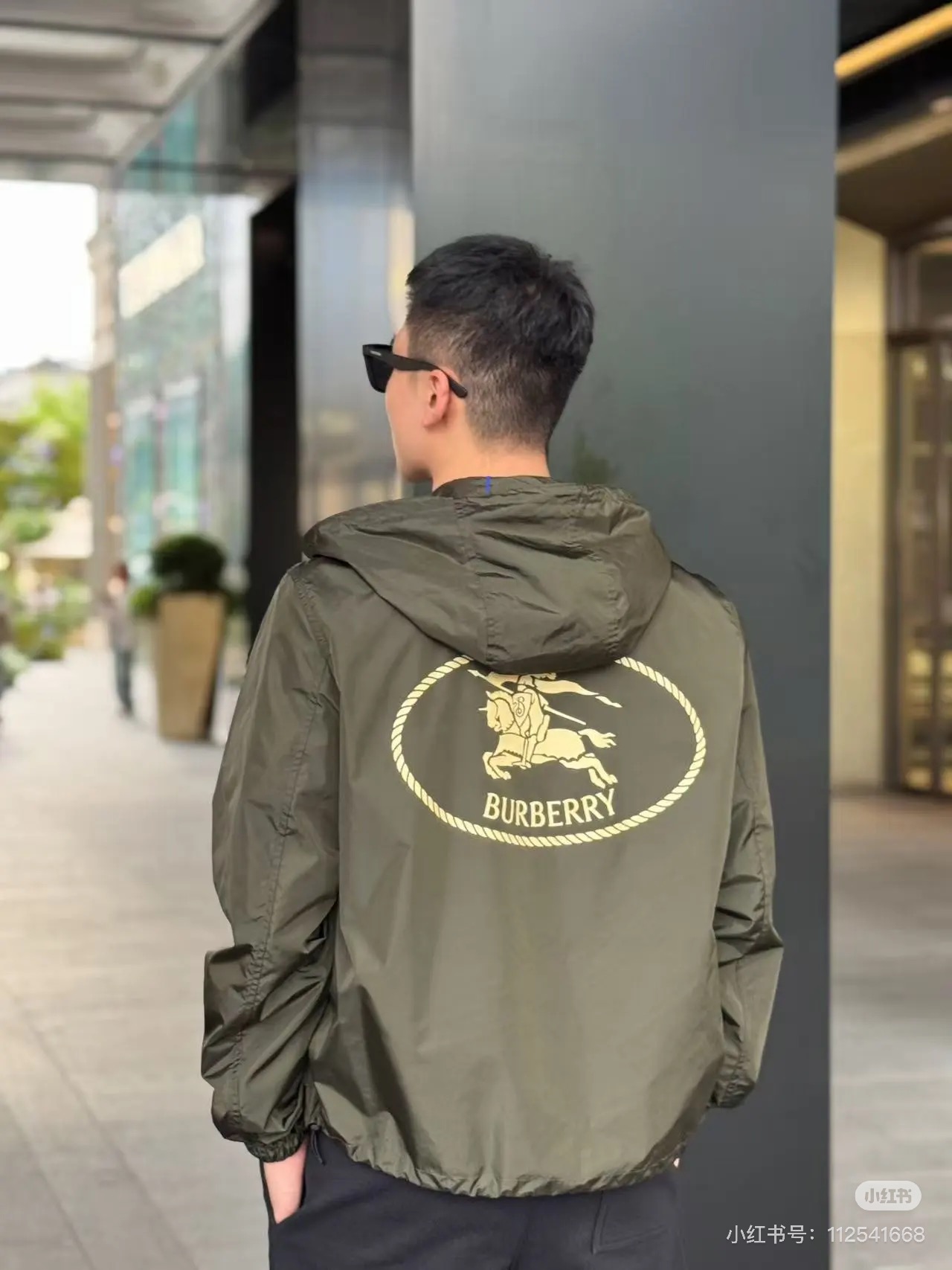 
        Burberry巴宝莉25ss新款轻盈连帽外套.原单推荐！选用 Bur定制纹斜纹面料打