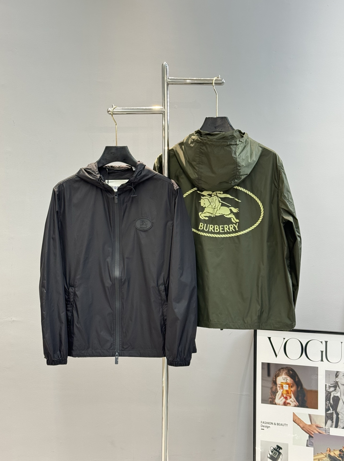 
        Burberry巴宝莉25ss新款轻盈连帽外套.原单推荐！选用 Bur定制纹斜纹面料打