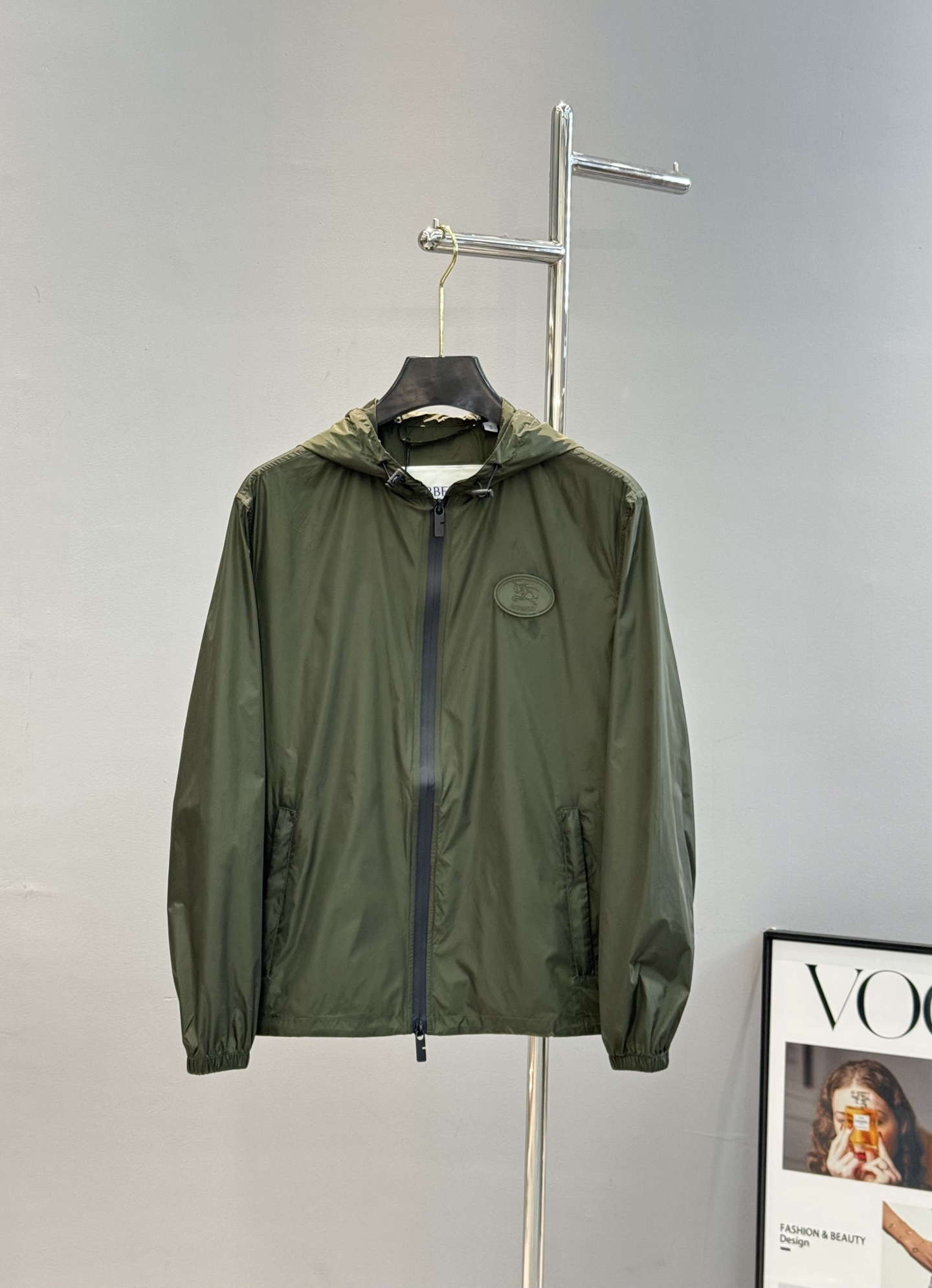 
        Burberry巴宝莉25ss新款轻盈连帽外套.原单推荐！选用 Bur定制纹斜纹面料打