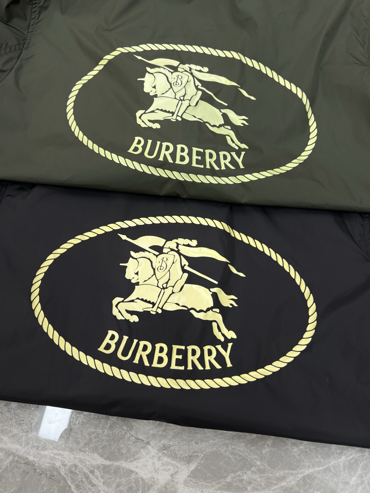 
        Burberry巴宝莉25ss新款轻盈连帽外套.原单推荐！选用 Bur定制纹斜纹面料打