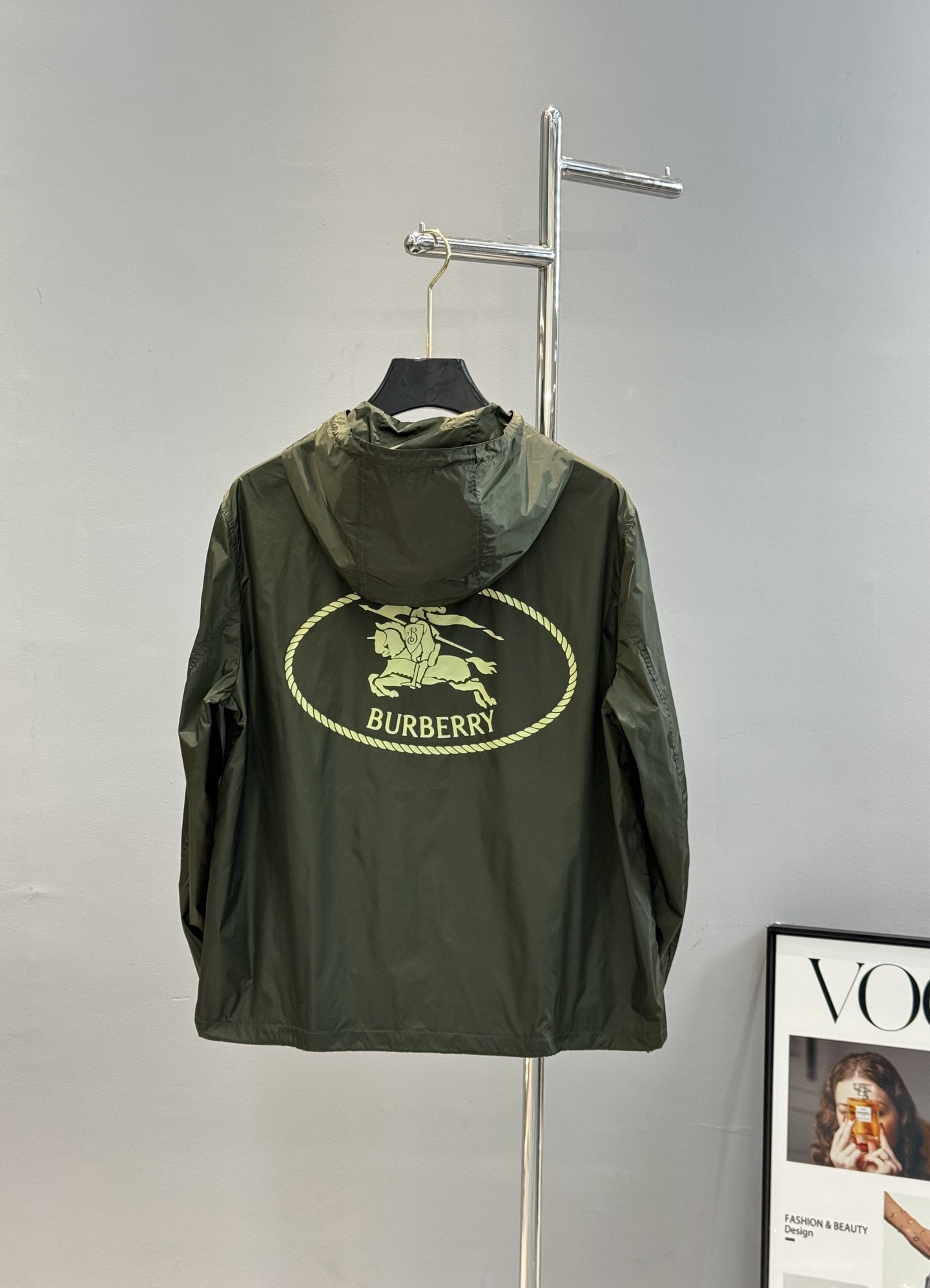 
        Burberry巴宝莉25ss新款轻盈连帽外套.原单推荐！选用 Bur定制纹斜纹面料打
