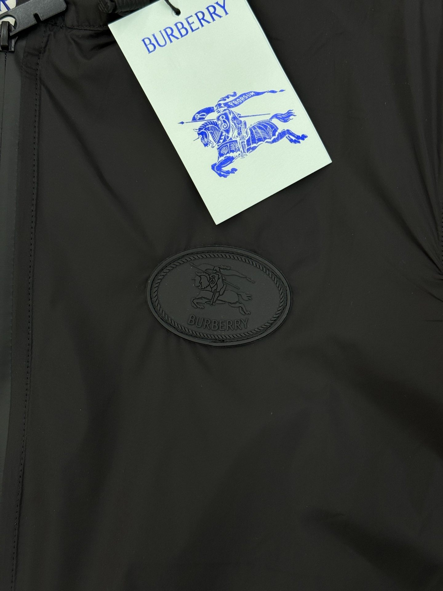 
        Burberry巴宝莉25ss新款轻盈连帽外套.原单推荐！选用 Bur定制纹斜纹面料打