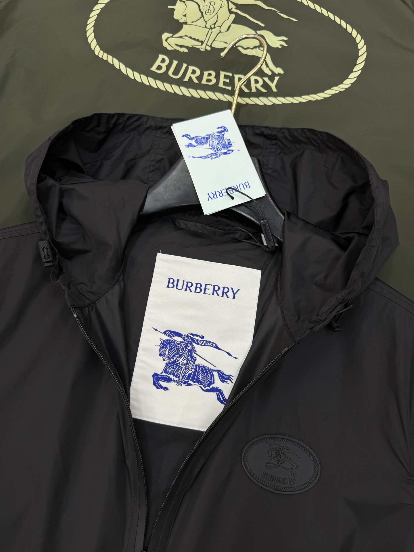 
        Burberry巴宝莉25ss新款轻盈连帽外套.原单推荐！选用 Bur定制纹斜纹面料打