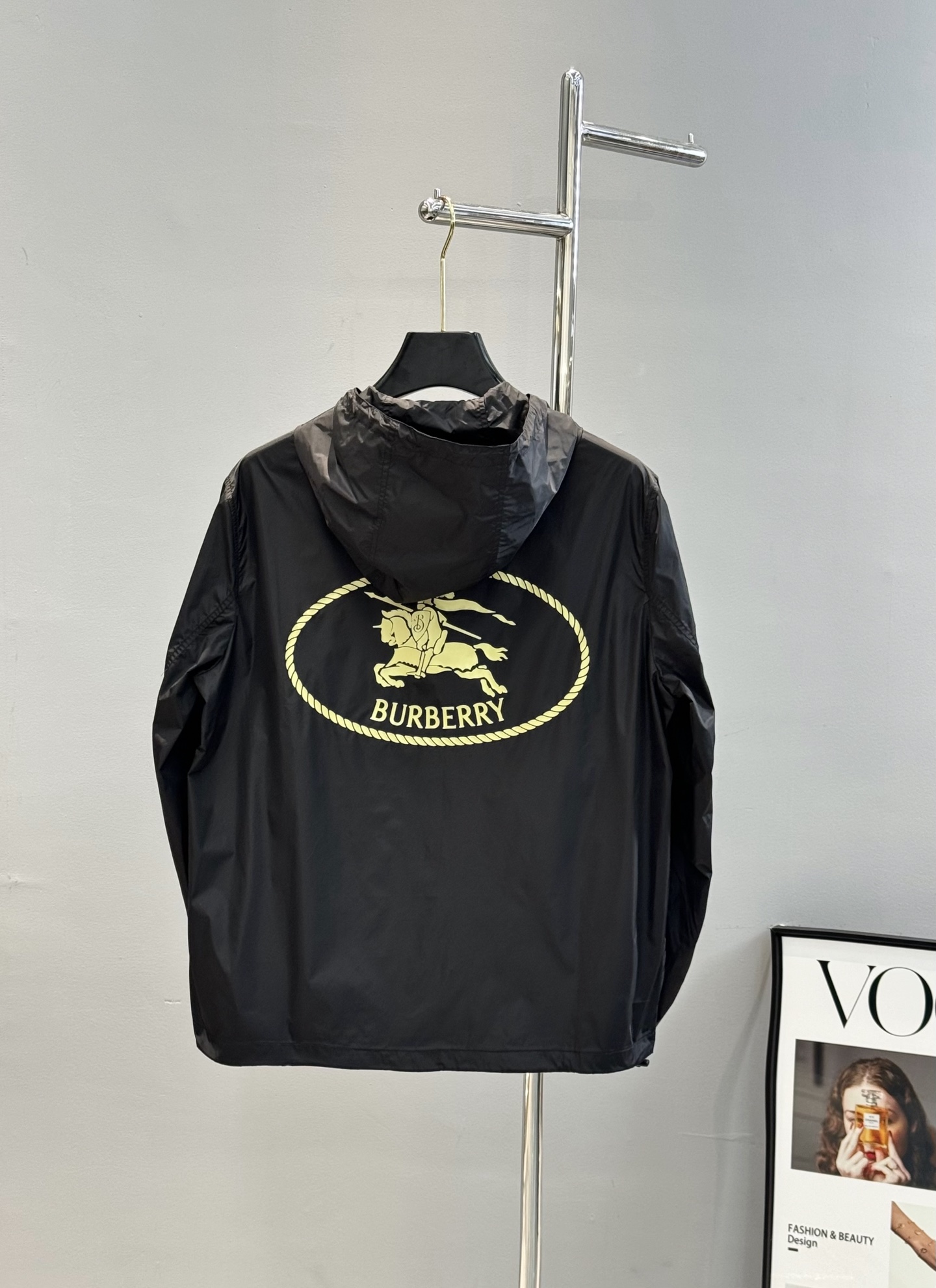 
        Burberry巴宝莉25ss新款轻盈连帽外套.原单推荐！选用 Bur定制纹斜纹面料打