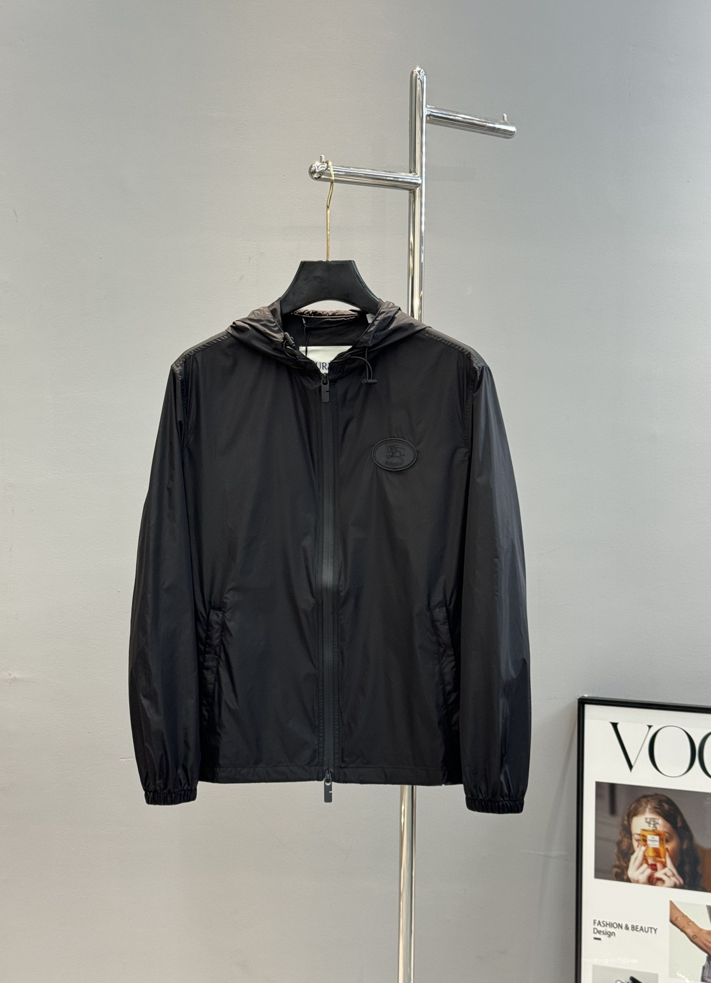 
        Burberry巴宝莉25ss新款轻盈连帽外套.原单推荐！选用 Bur定制纹斜纹面料打