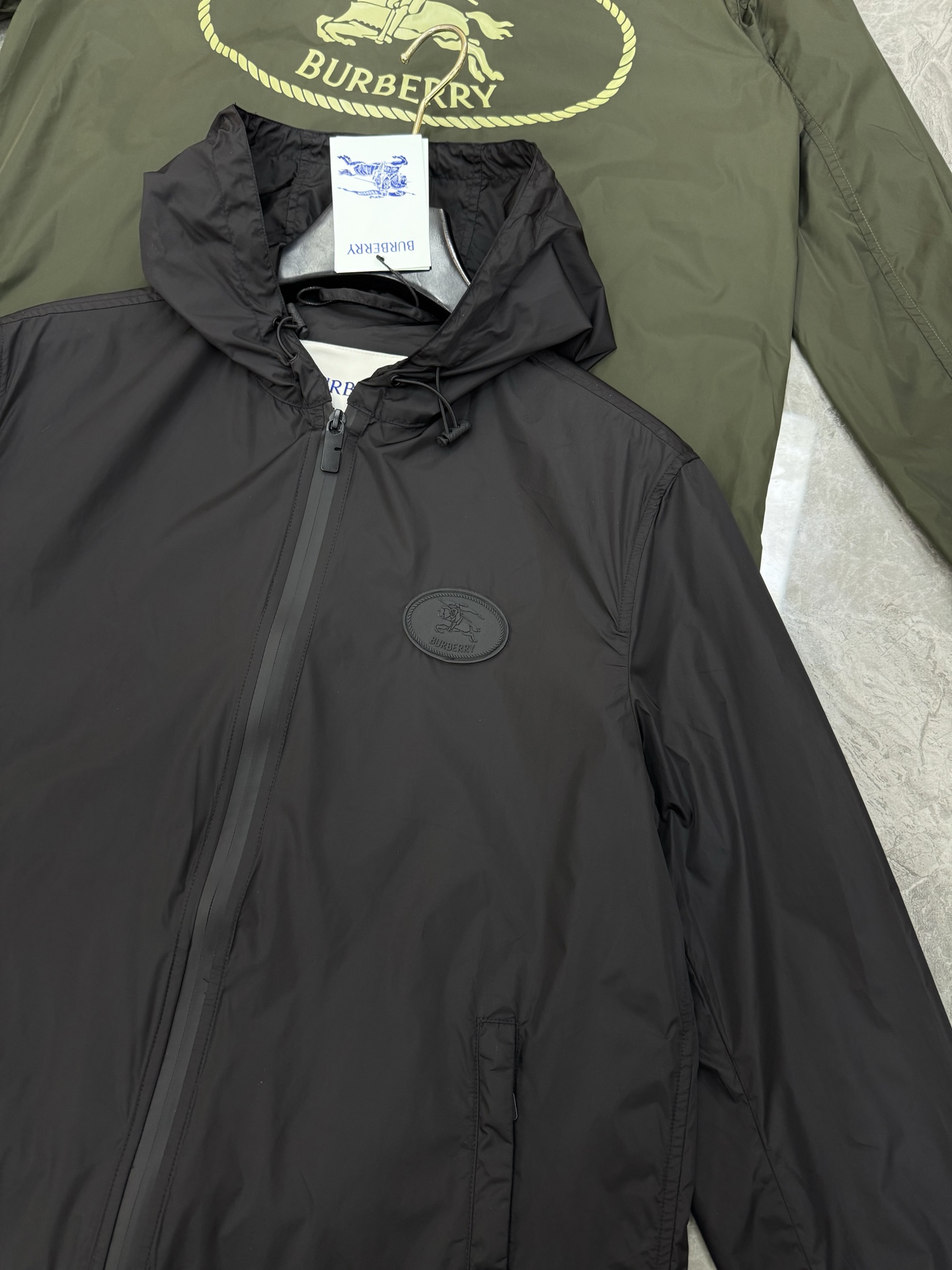 
        Burberry巴宝莉25ss新款轻盈连帽外套.原单推荐！选用 Bur定制纹斜纹面料打