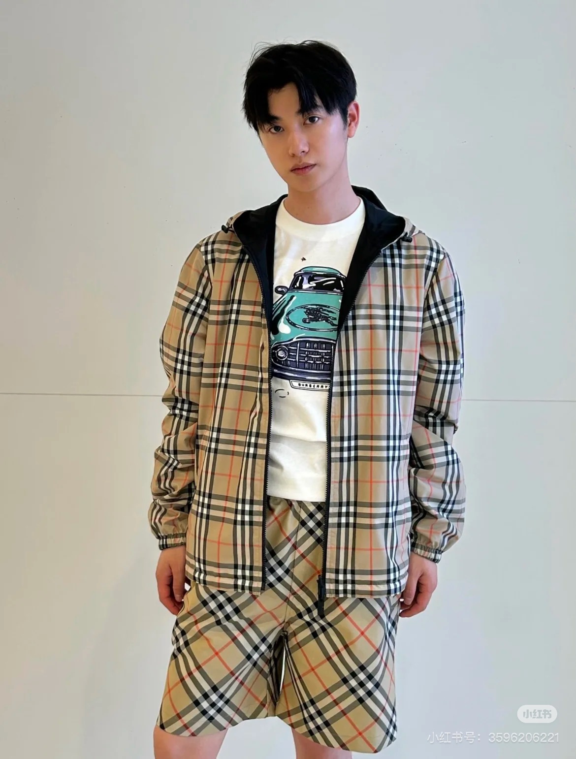 
        Burberry巴宝莉2025s新款双面两穿格纹外套！官网同款，专柜同步上新！采用再生