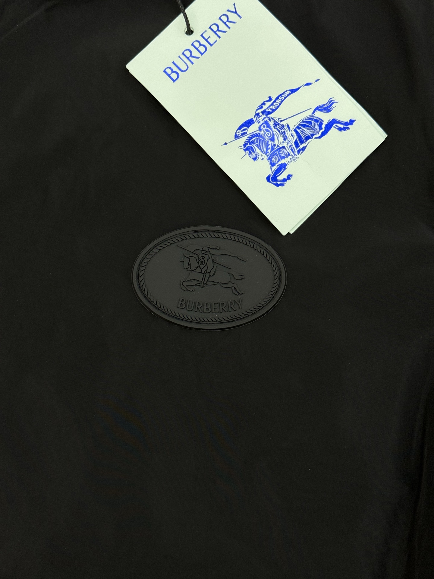 
        Burberry巴宝莉2025s新款双面两穿格纹外套！官网同款，专柜同步上新！采用再生