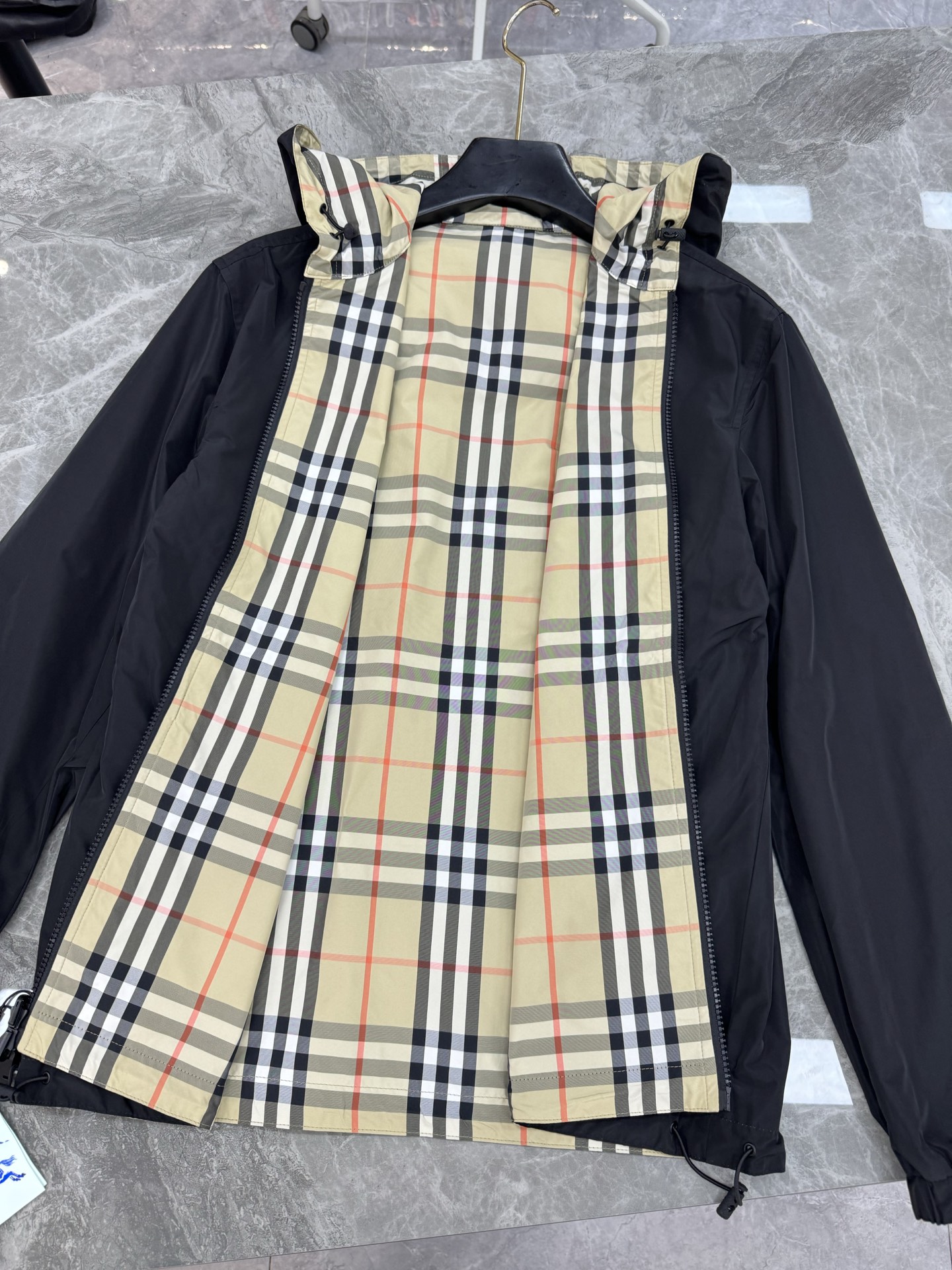 
        Burberry巴宝莉2025s新款双面两穿格纹外套！官网同款，专柜同步上新！采用再生