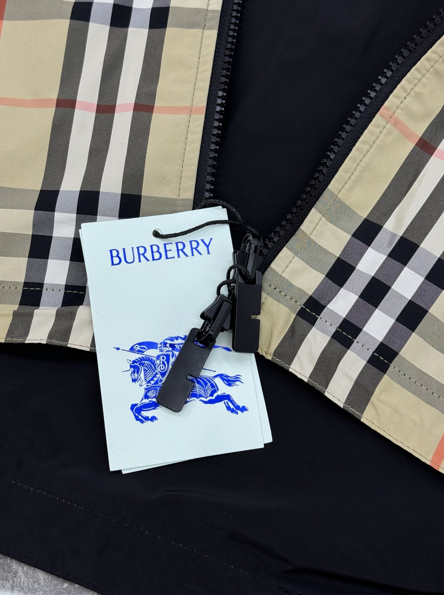 
        Burberry巴宝莉2025s新款双面两穿格纹外套！官网同款，专柜同步上新！采用再生
