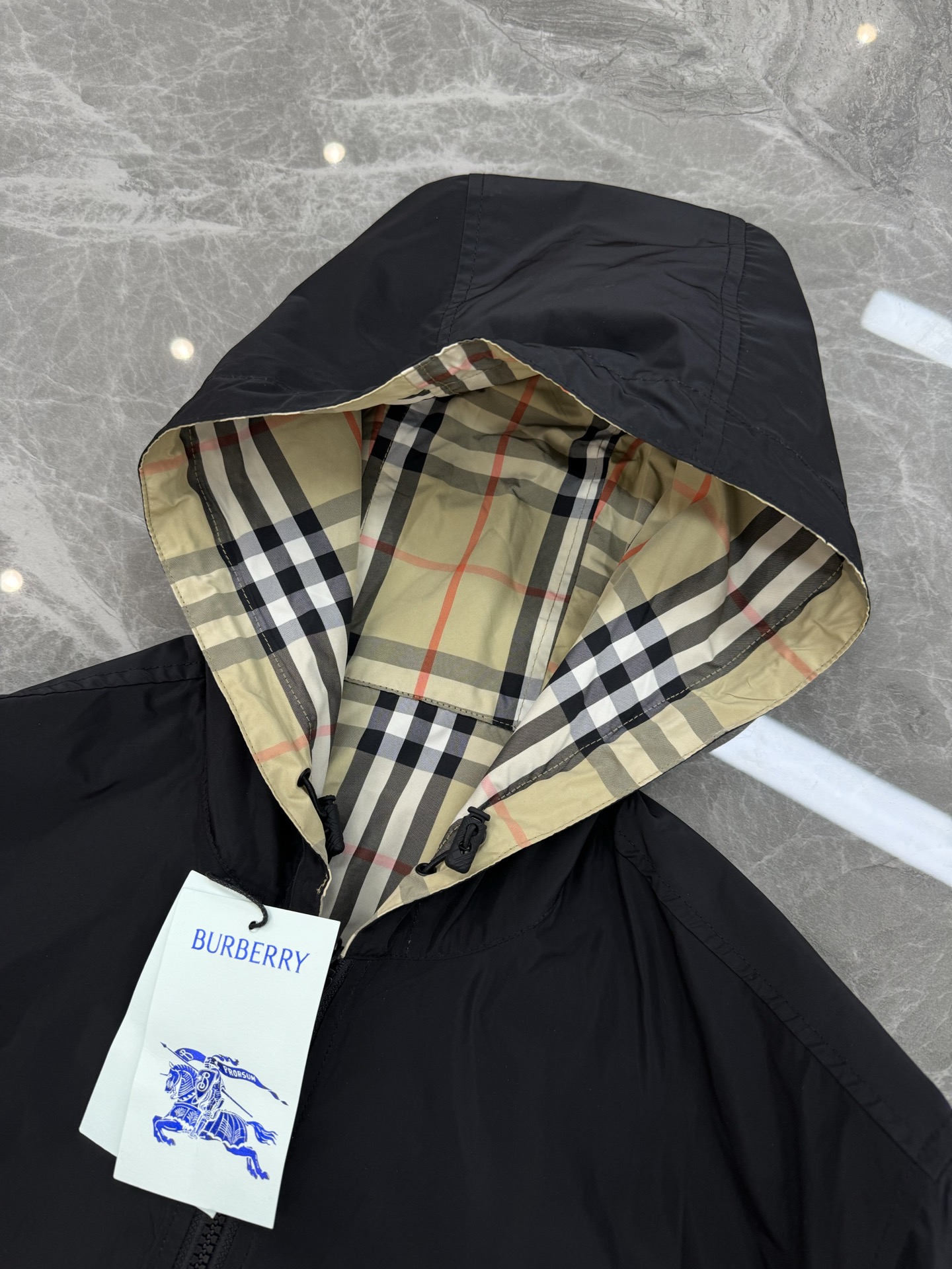 
        Burberry巴宝莉2025s新款双面两穿格纹外套！官网同款，专柜同步上新！采用再生