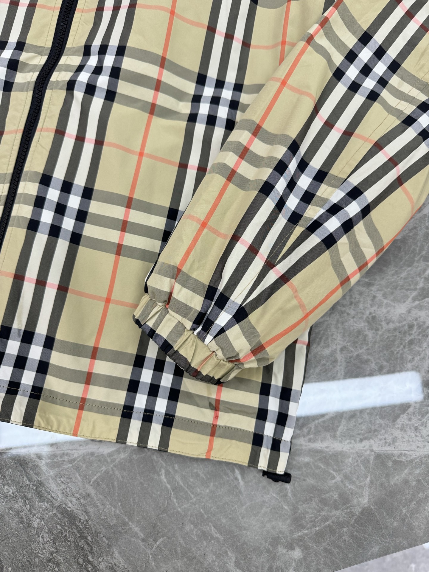 
        Burberry巴宝莉2025s新款双面两穿格纹外套！官网同款，专柜同步上新！采用再生