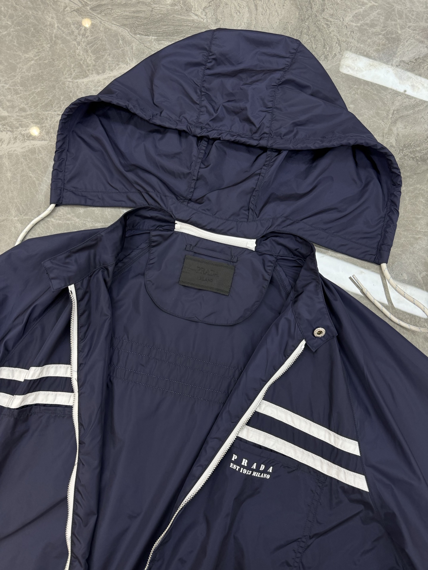 
        PRAD A普拉达25ss新款再生尼龙夹克.男女同款.原单推荐！灵感源自科技服饰，呈现