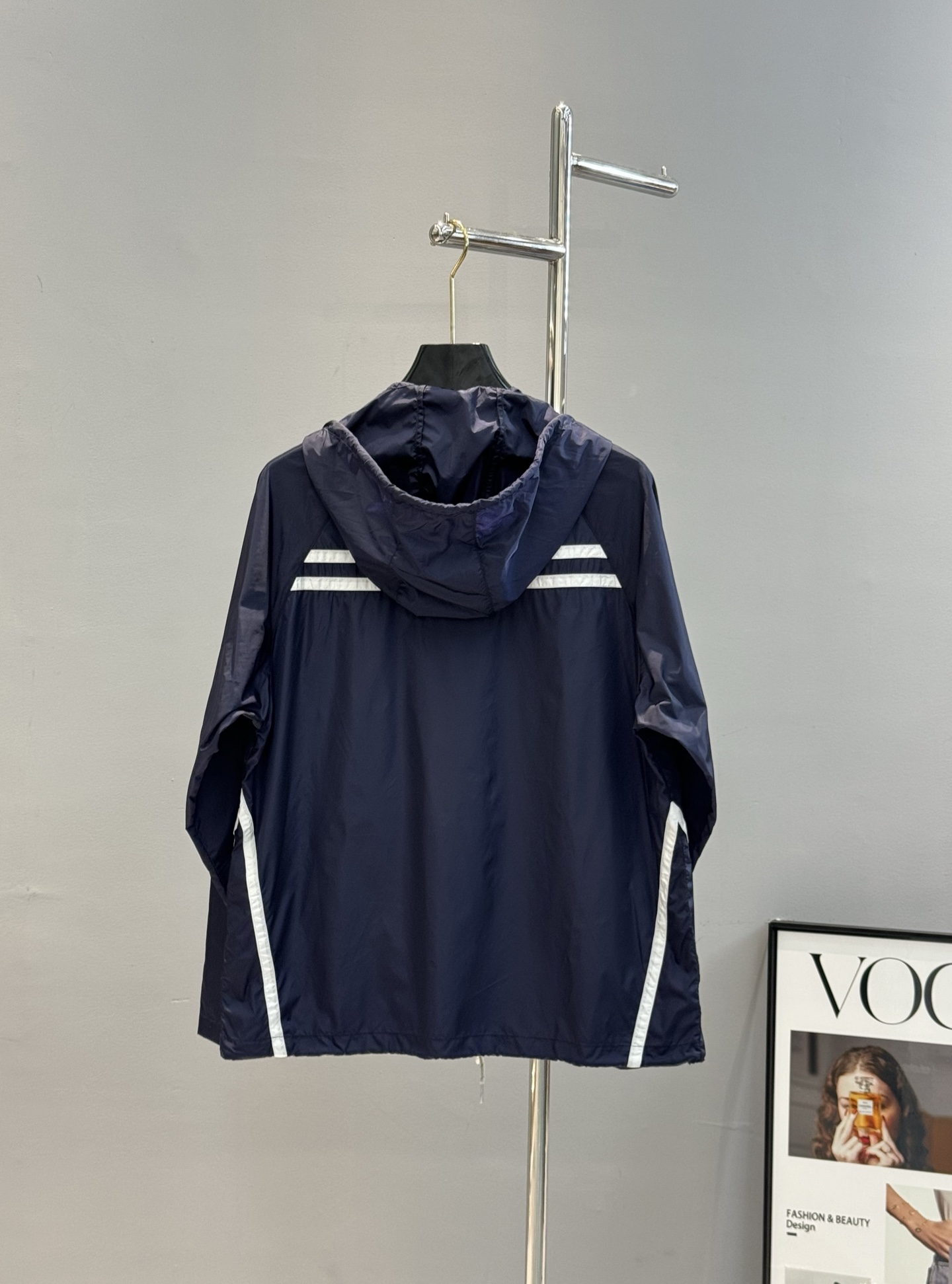 
        PRAD A普拉达25ss新款再生尼龙夹克.男女同款.原单推荐！灵感源自科技服饰，呈现
