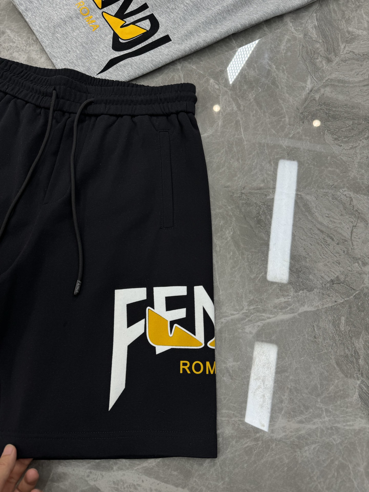 
        FEND*I芬迪25s新款五分短裤🩳两侧无缝工艺.侧腿品牌图形字母搭配小怪兽烫画设计.