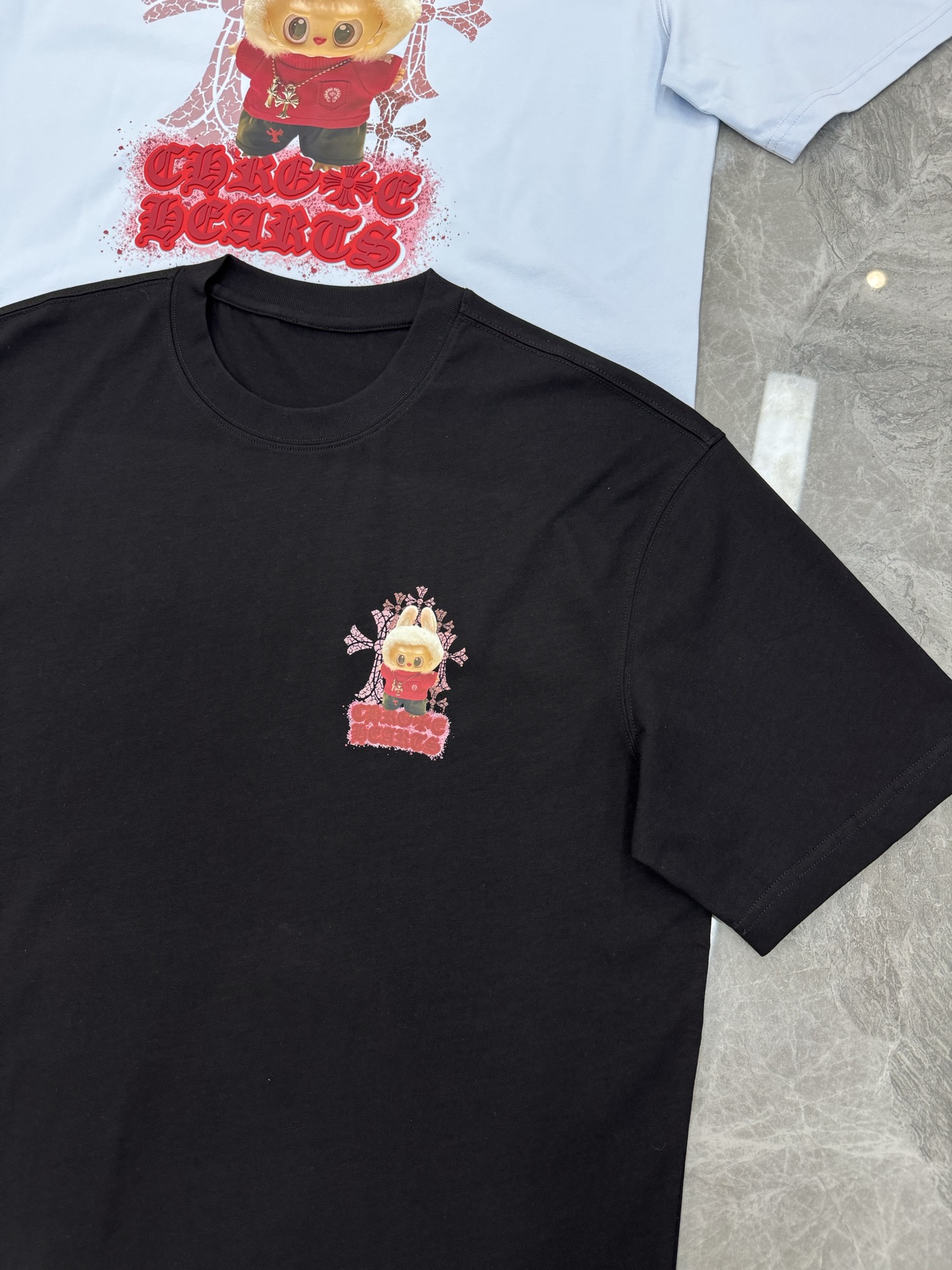 LABUBU 卡通印花‼️短袖T恤.男女同款.采用230克新疆棉冰感索罗娜面料，通过索罗娜科技处理 在夏