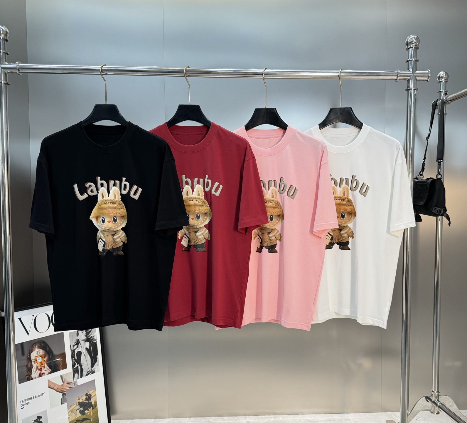 LABUBU 卡通印花‼️短袖T恤.男女同款.采用230克新疆棉冰感索罗娜面料，通过索罗娜科技处理 在夏