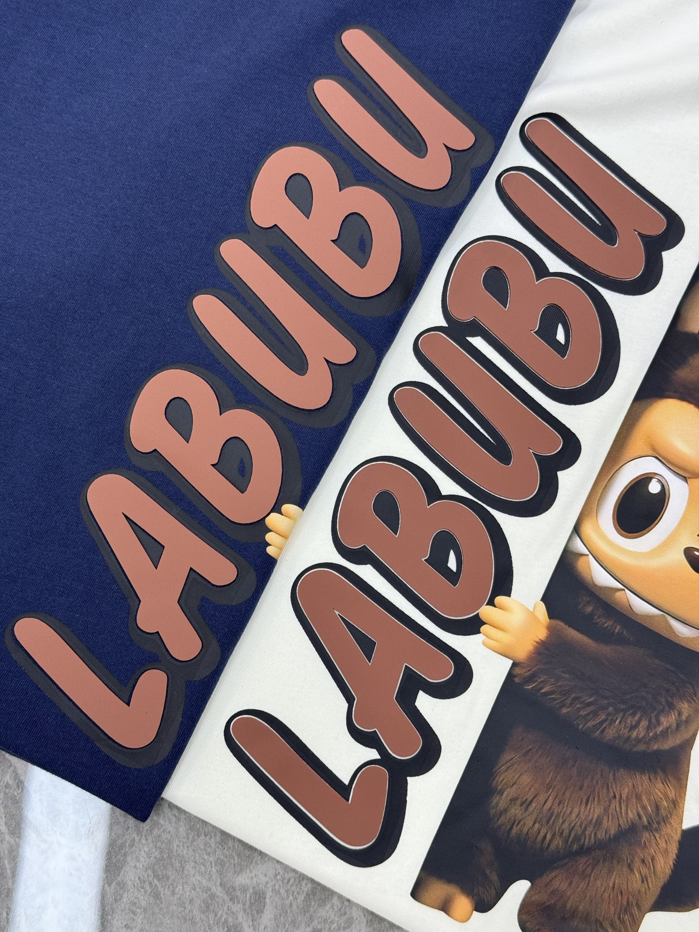 
        LABUBU  卡通印花‼️短袖T恤.男女同款.采用230克新疆棉冰感索罗娜面料，通过
