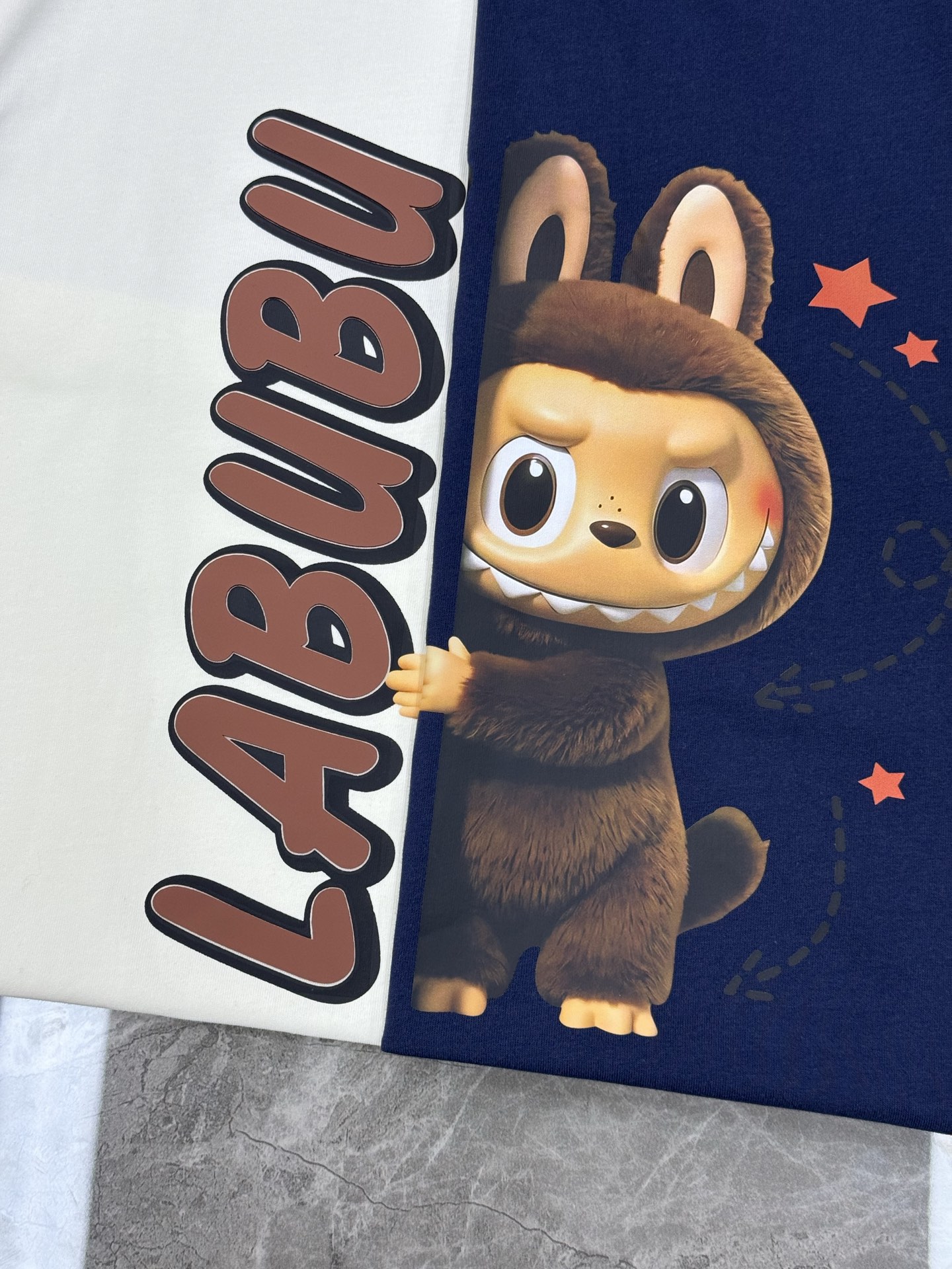 
        LABUBU  卡通印花‼️短袖T恤.男女同款.采用230克新疆棉冰感索罗娜面料，通过