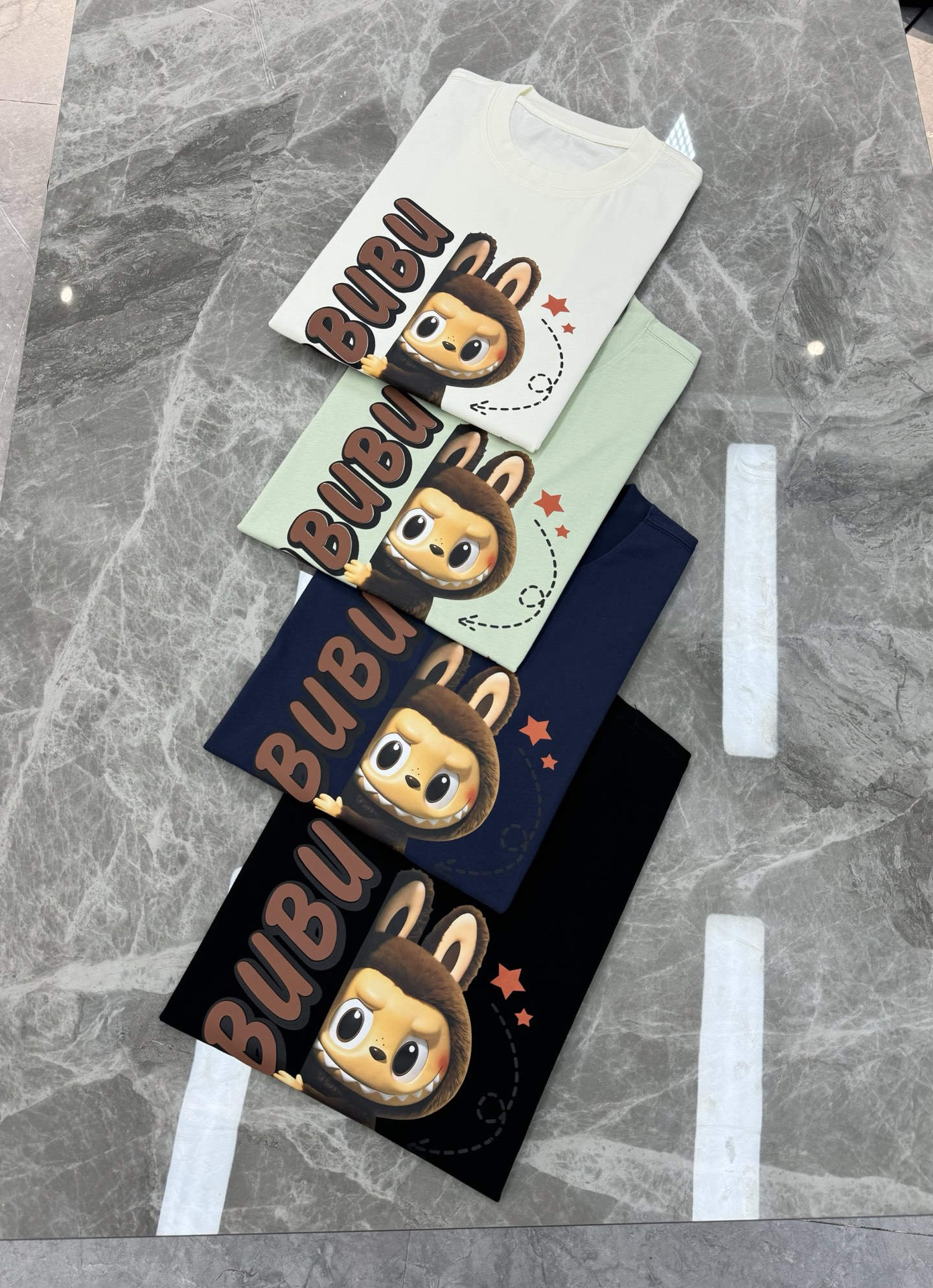 
        LABUBU  卡通印花‼️短袖T恤.男女同款.采用230克新疆棉冰感索罗娜面料，通过