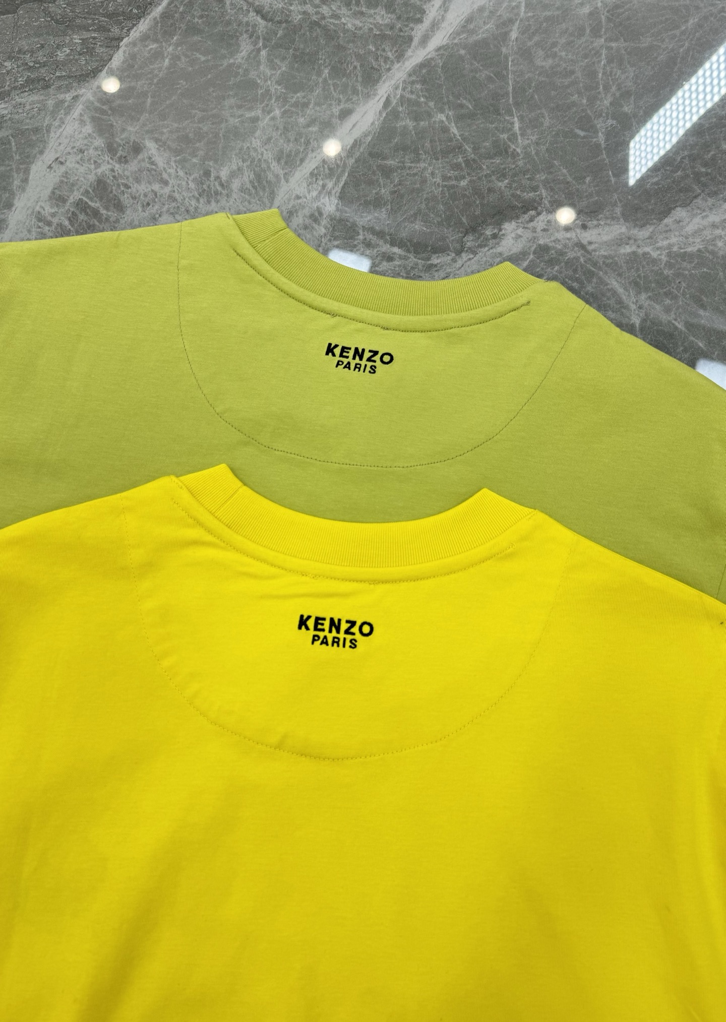 
Kenzo 新款原单休闲短袖T恤.男女同款推荐❤️优选240g纯棉面料，柔软舒适.透气性好.胸前品牌花