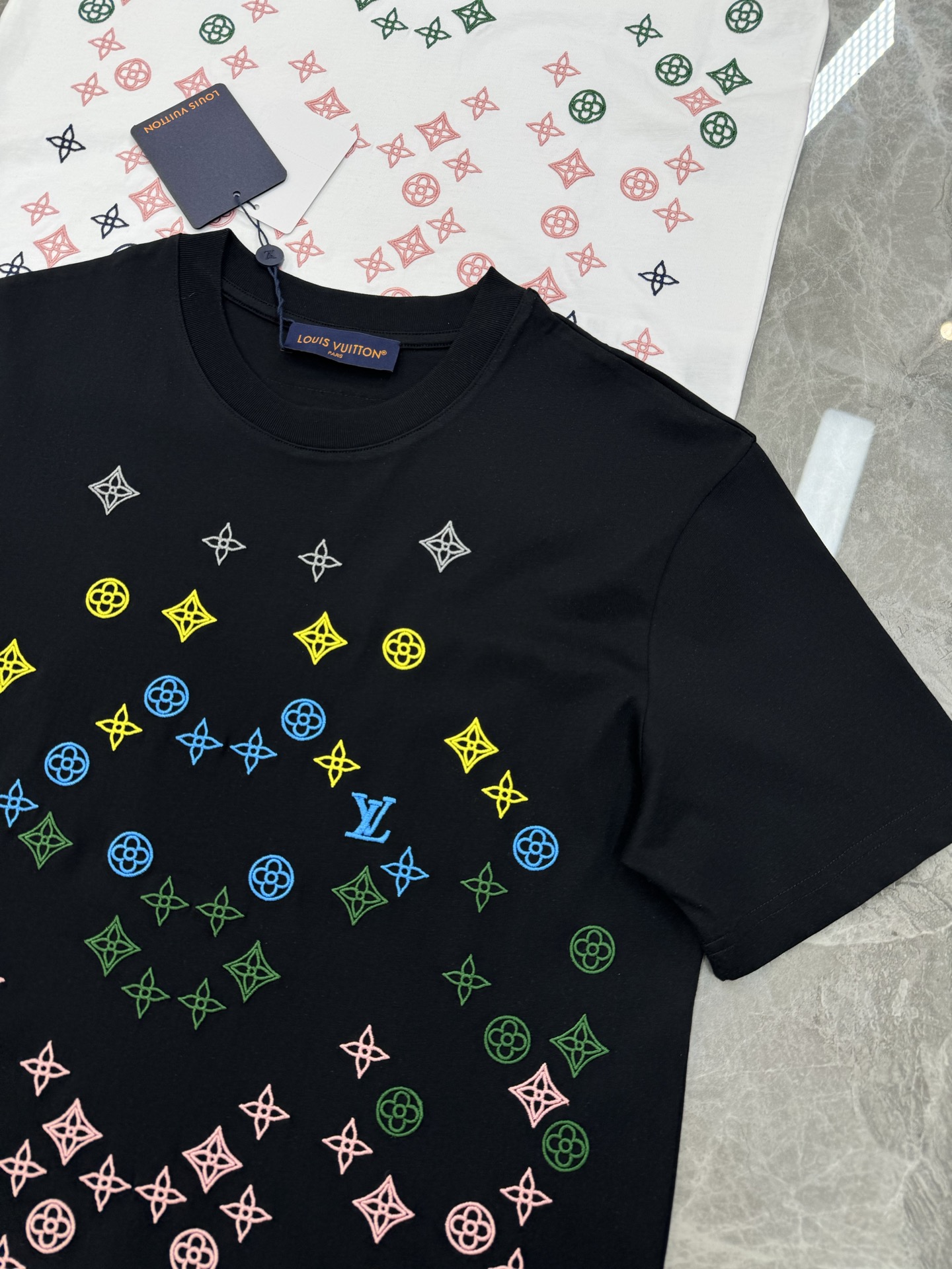 
驴牌*25SS新款T恤！3D立体重工绣花.品牌字母图老花图形立体绣花打造.时尚好看.潮男时尚感强.干净