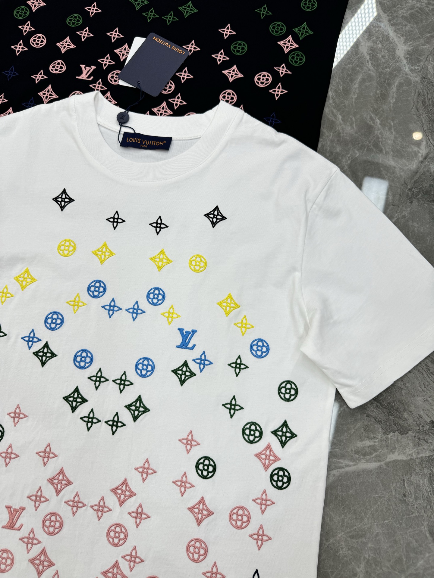 
驴牌*25SS新款T恤！3D立体重工绣花.品牌字母图老花图形立体绣花打造.时尚好看.潮男时尚感强.干净