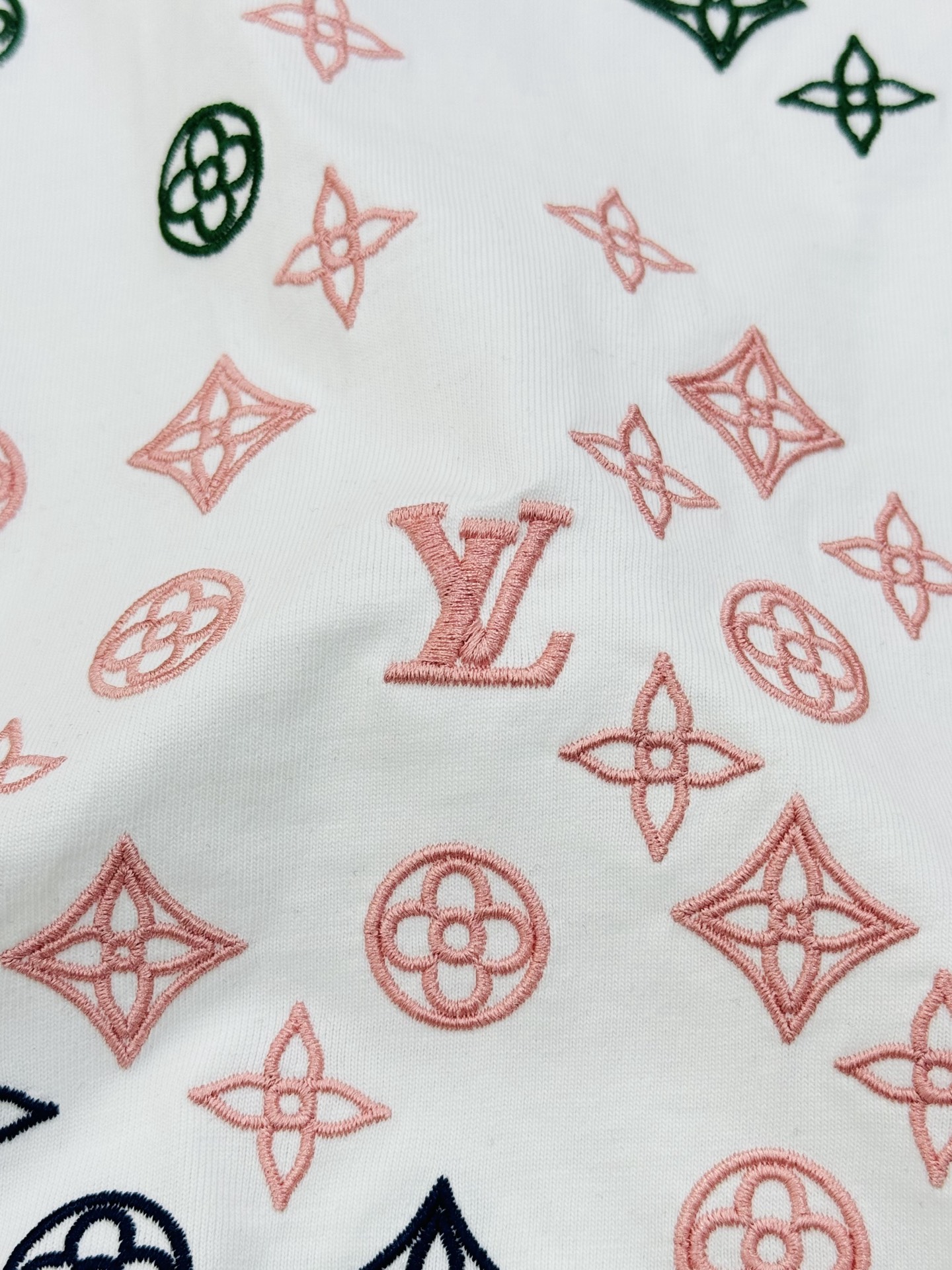 
驴牌*25SS新款T恤！3D立体重工绣花.品牌字母图老花图形立体绣花打造.时尚好看.潮男时尚感强.干净