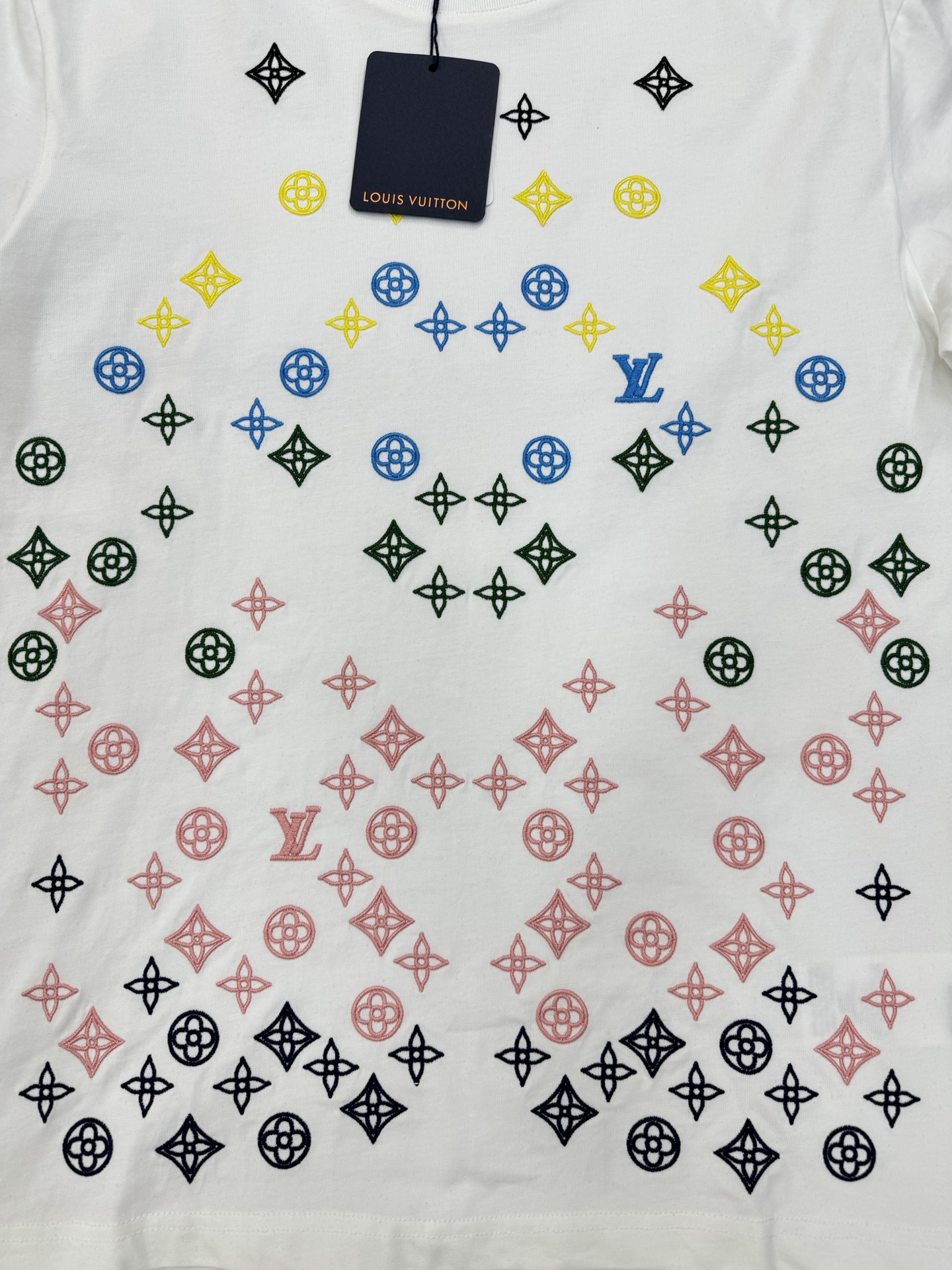 
驴牌*25SS新款T恤！3D立体重工绣花.品牌字母图老花图形立体绣花打造.时尚好看.潮男时尚感强.干净