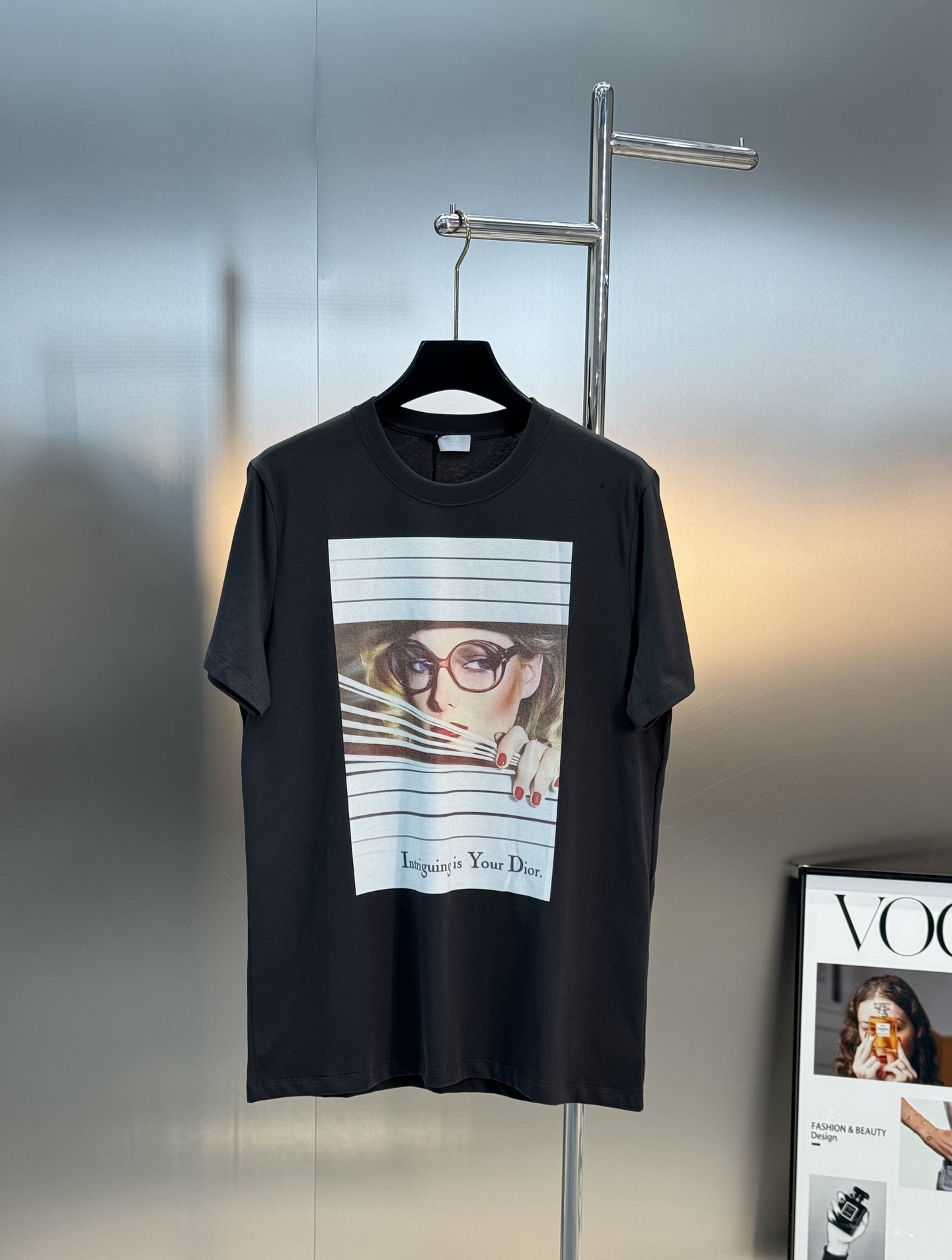 
        Dior25ss新款 Dio Héritage T 恤是二零二五秋季男装系列新品，灵感