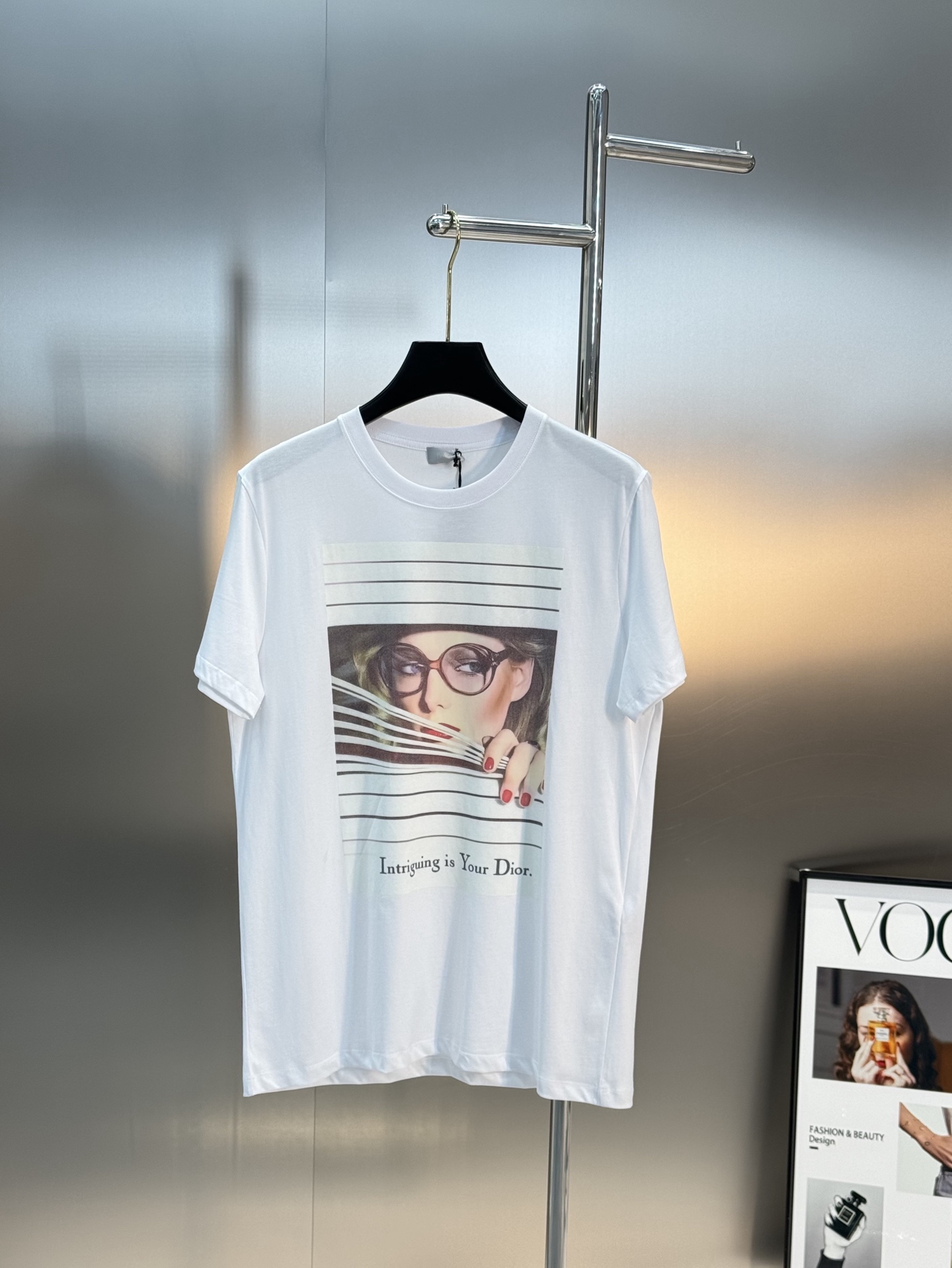 
        Dior25ss新款 Dio Héritage T 恤是二零二五秋季男装系列新品，灵感