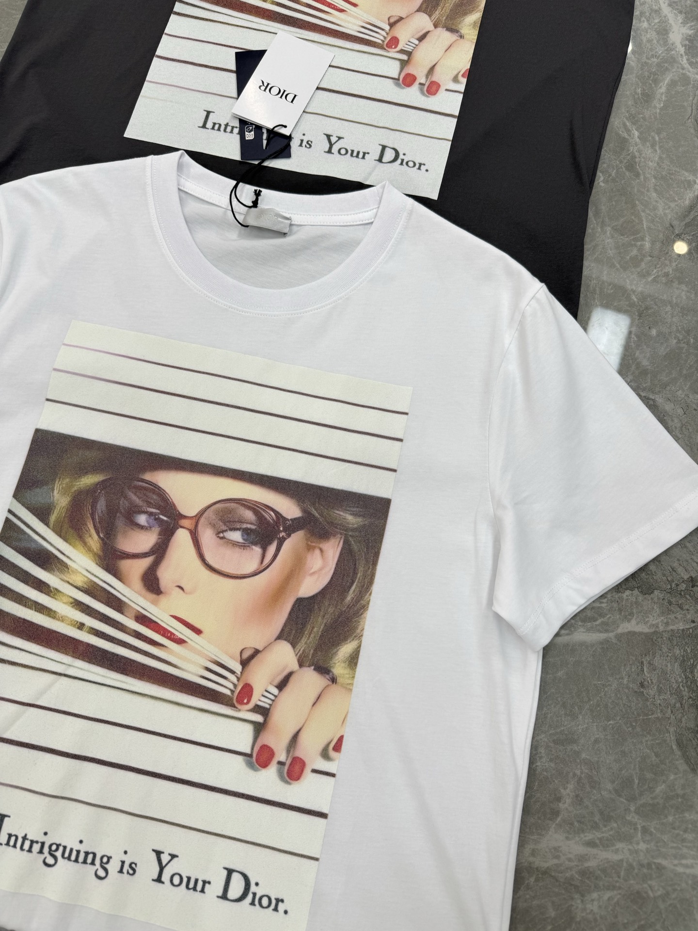 
        Dior25ss新款 Dio Héritage T 恤是二零二五秋季男装系列新品，灵感
