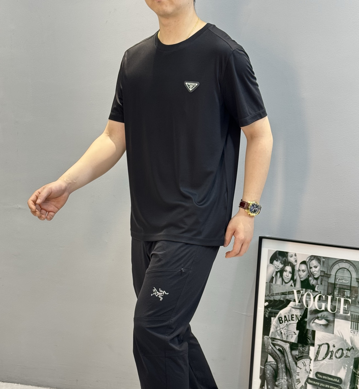 
        PRAD*普拉达25s夏季新款圆领短袖.高版本推荐！胸前精致P家三角标.下摆后侧红色P