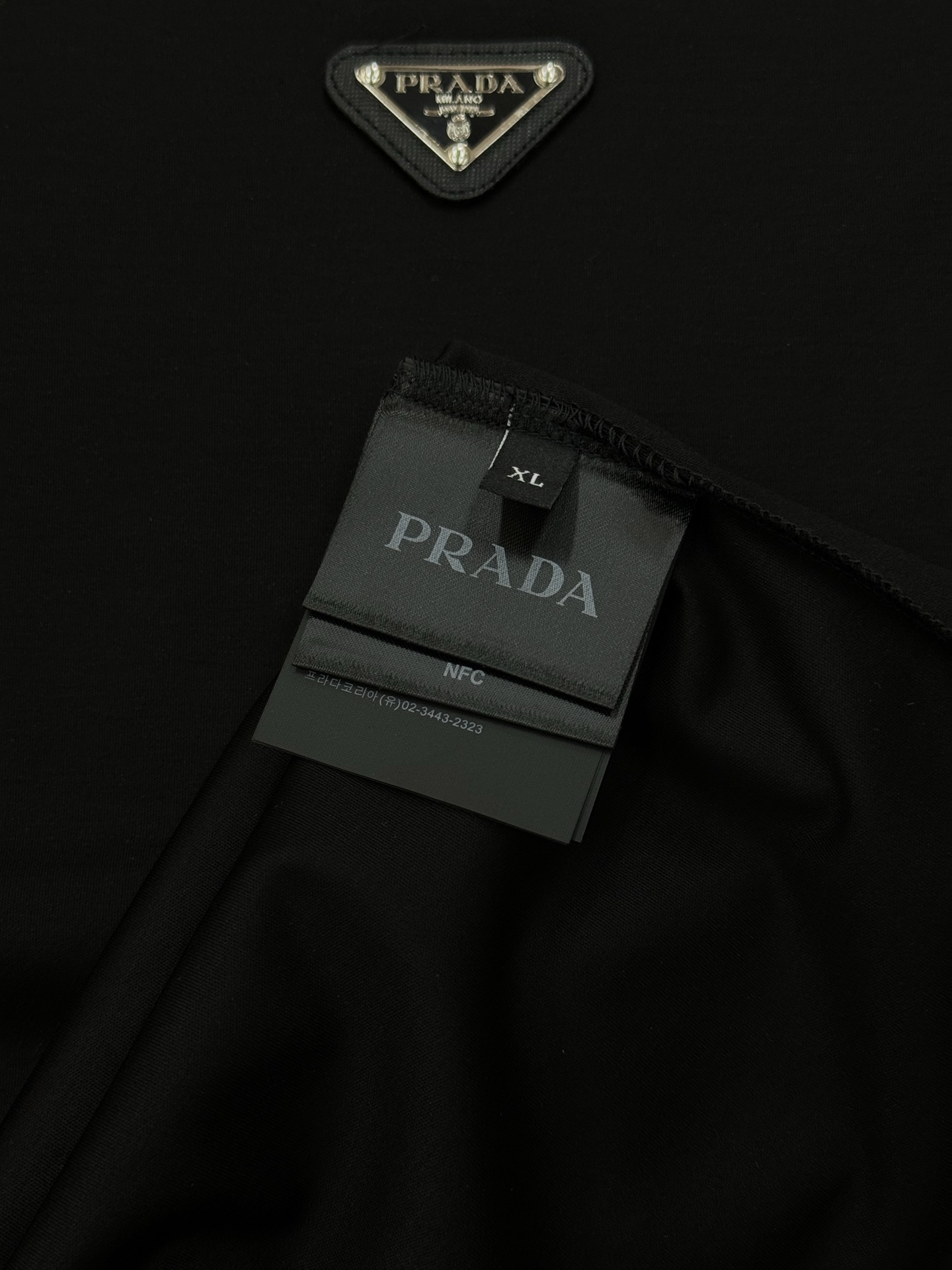 
        PRAD*普拉达25s夏季新款圆领短袖.高版本推荐！胸前精致P家三角标.下摆后侧红色P