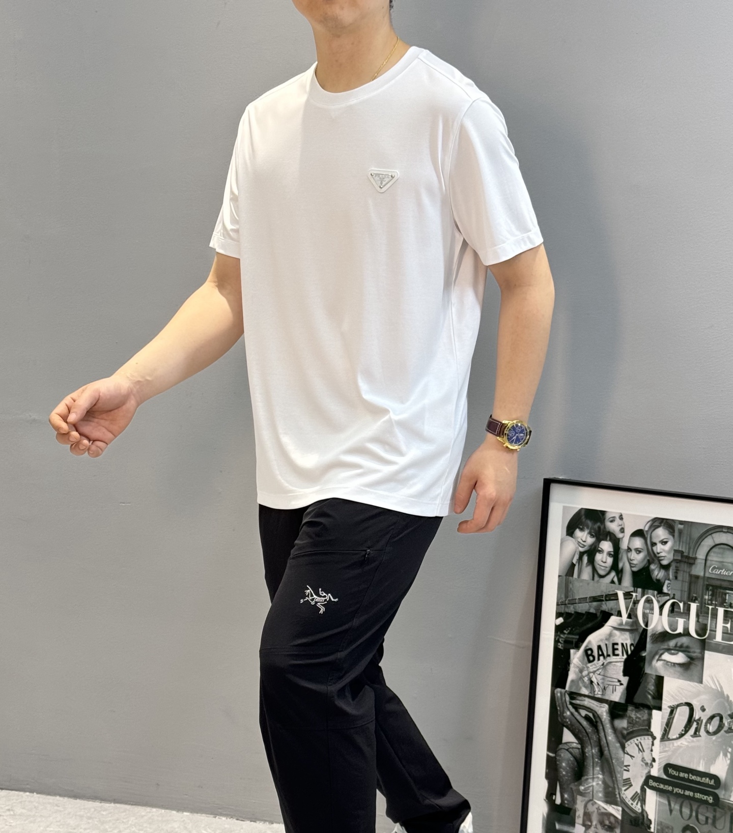 
        PRAD*普拉达25s夏季新款圆领短袖.高版本推荐！胸前精致P家三角标.下摆后侧红色P