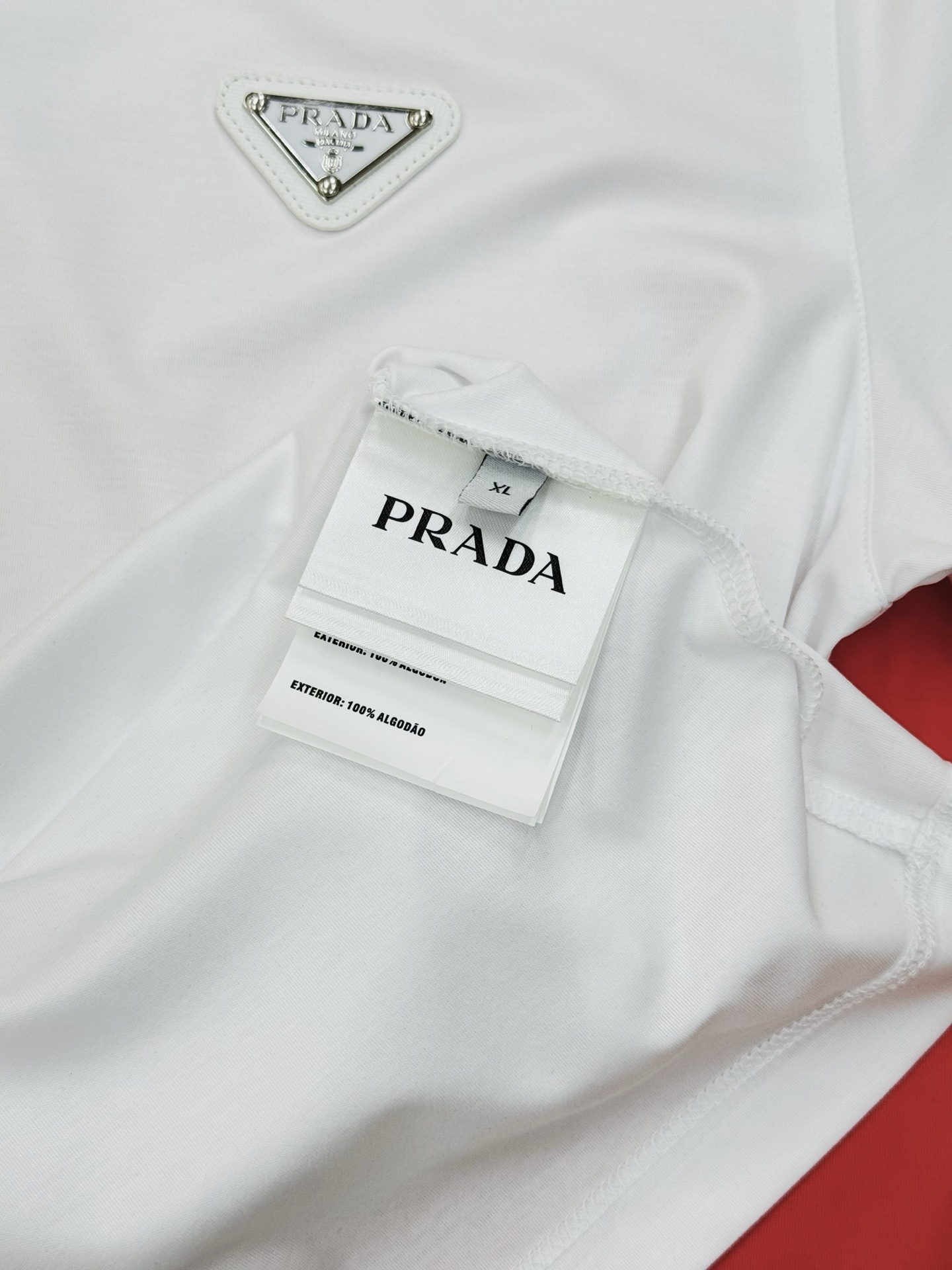 
        PRAD*普拉达25s夏季新款圆领短袖.高版本推荐！胸前精致P家三角标.下摆后侧红色P