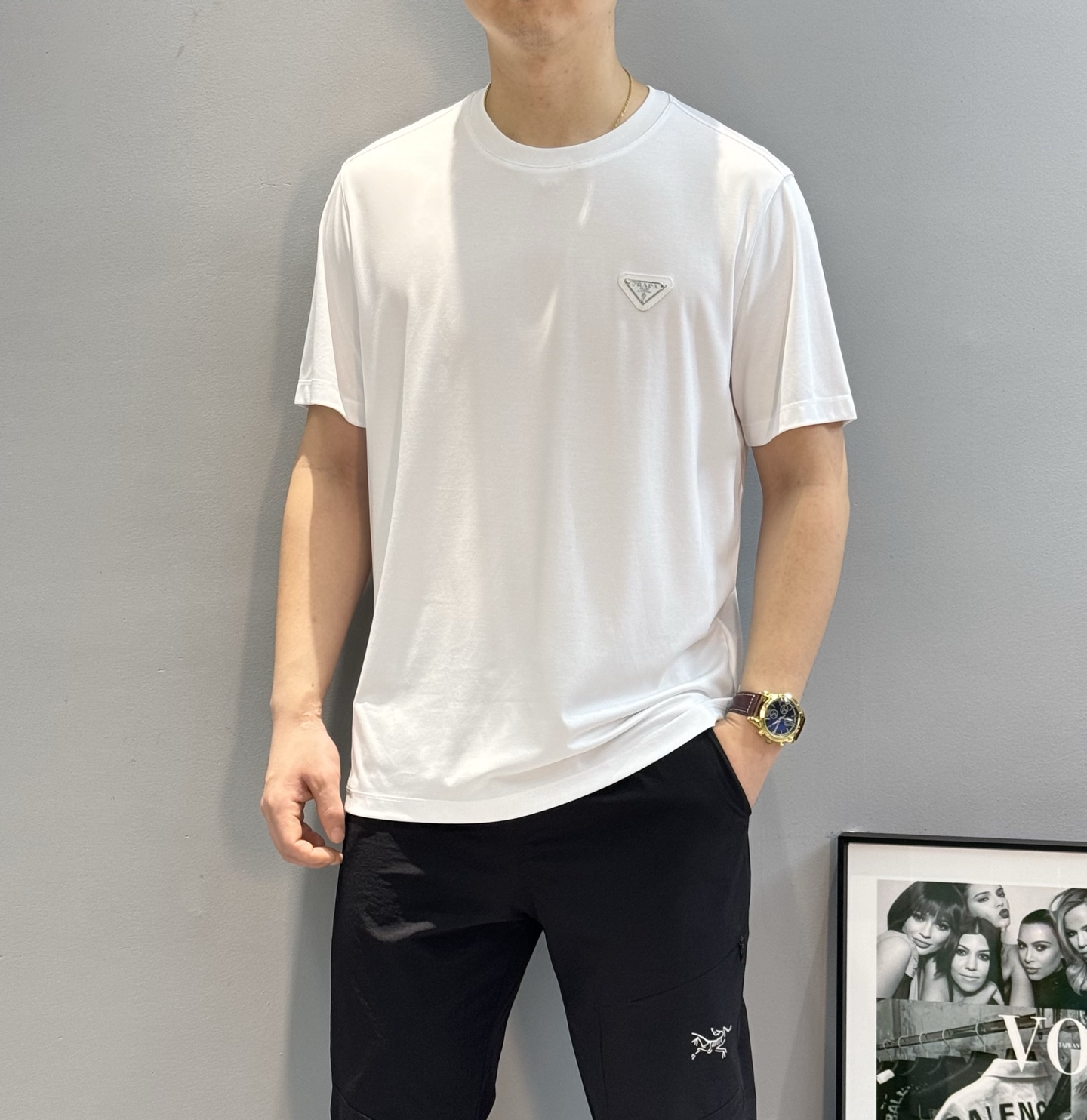 
        PRAD*普拉达25s夏季新款圆领短袖.高版本推荐！胸前精致P家三角标.下摆后侧红色P