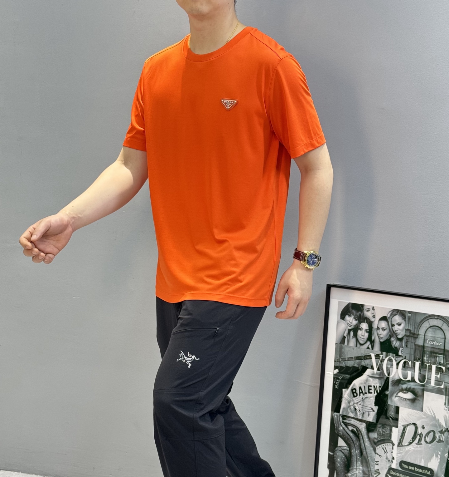 
        PRAD*普拉达25s夏季新款圆领短袖.高版本推荐！胸前精致P家三角标.下摆后侧红色P