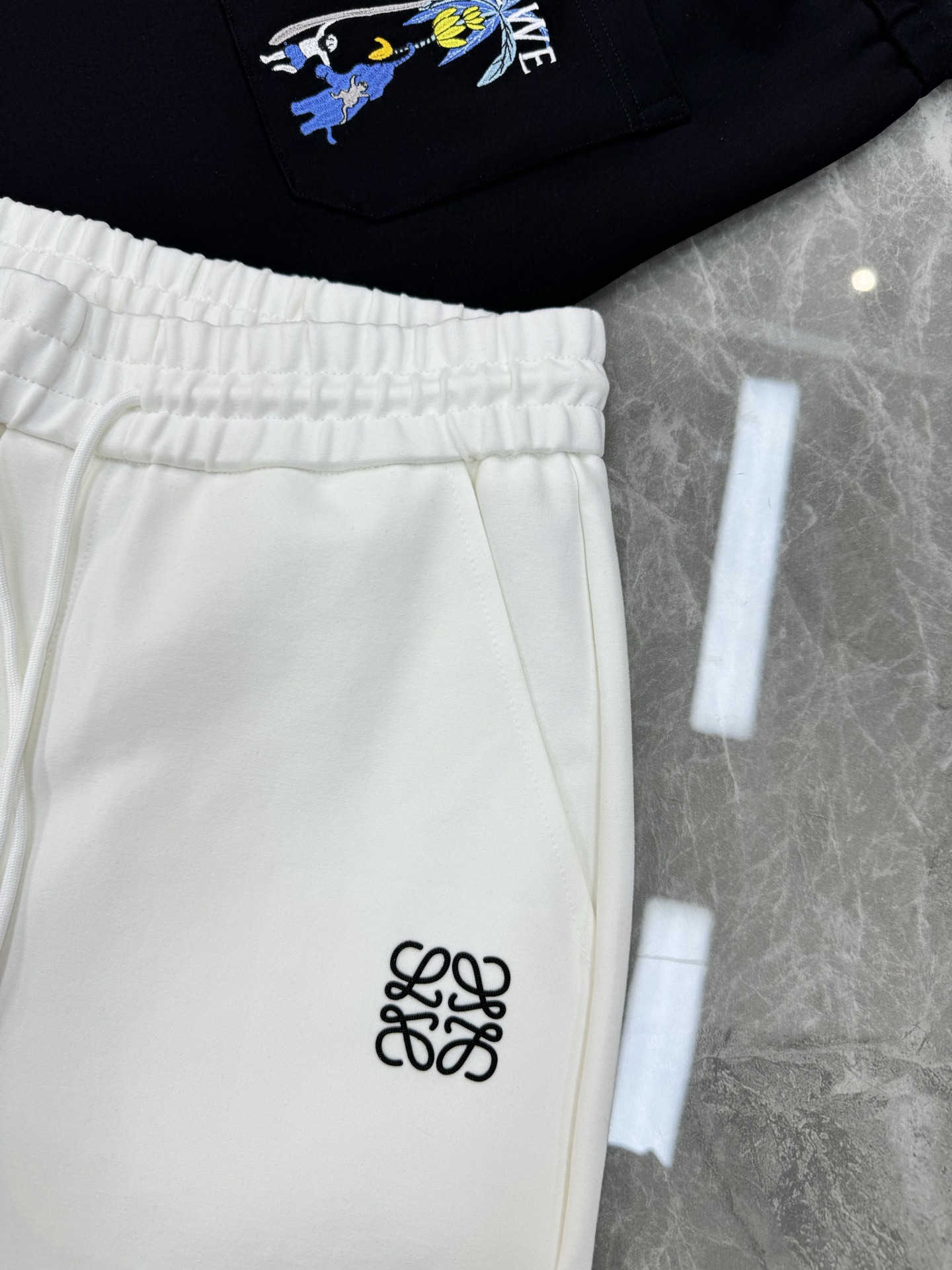 LOEWE罗意威25s夏季新款五分短裤！爆款推荐！完美3D刺绣品牌图形.后口袋刺绣🪡工艺.完美的丰富大家