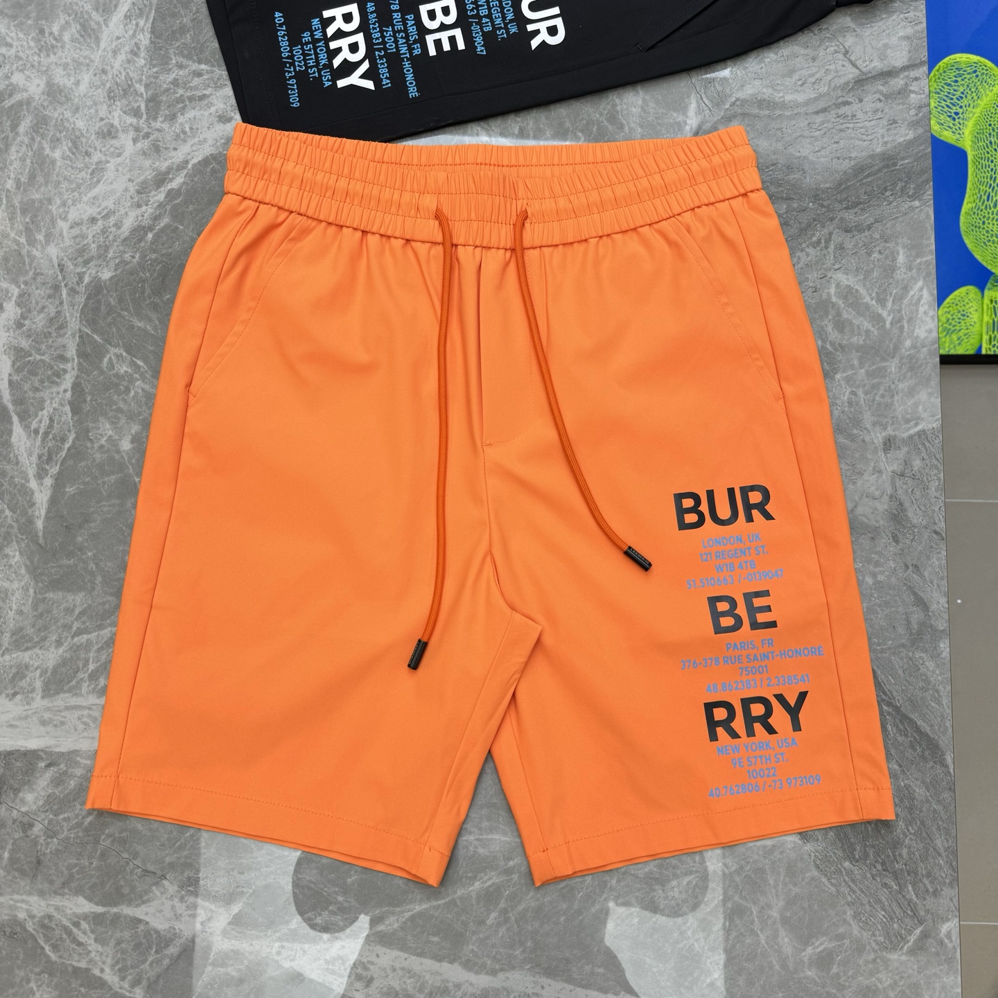 NO:464826,BBR* Burberry 25s summer men's casual trousers. Alphabet elements printed, clean and neat... Functional professional cold-sensing, four-sided elastic black technology fabric, skin-friendly, comfortable, sweat-absorbing, quick-drying and breathable... The quality is absolutely good. The quality is bought with eyes closed, and the rhythm of buying is equal to the earning!  !  !  The colors are black, white, orange, light green, and three are in line!  Code number M-3XL/29-36 (4Xl can be customized)/140 jin recommended L, burberry, alexander wang19860909BBR*巴宝莉25s夏季男士休闲五分裤.字母元素印花,干净利落.....功能性专业冷感四面弹黑科技面料,亲肤舒适吸汗速干透气.....品质绝对好闭眼入手的质量,买到等于赚到的节奏！！！颜色黑色.白色.橘色.浅绿.三标齐！码数M-3XL/29-36（4Xl可订做）/140斤建议L,,burberry,alexander wang,Men's clothing